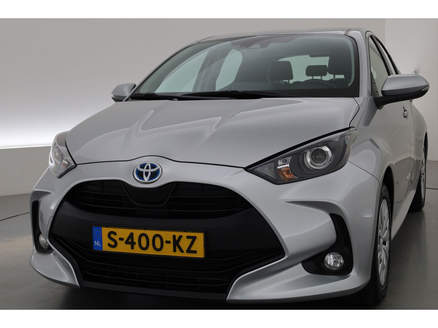 Toyota Yaris 1.5 Hybrid Active | Adapt. Cruise | CarPlay | Stoelverw. | Camera | All-season | Navi by App