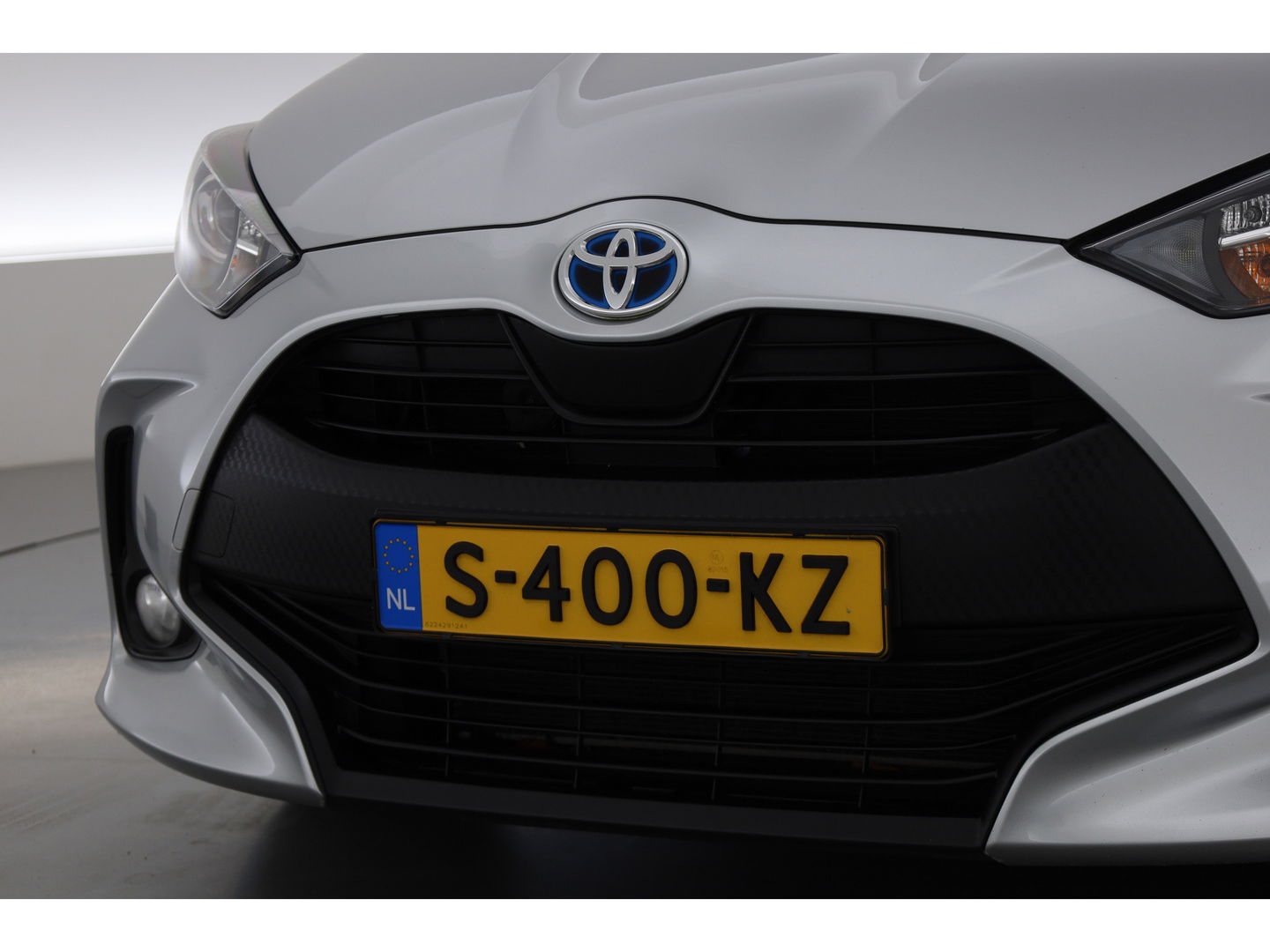 Toyota Yaris 1.5 Hybrid Active | Adapt. Cruise | CarPlay | Stoelverw. | Camera | All-season | Navi by App