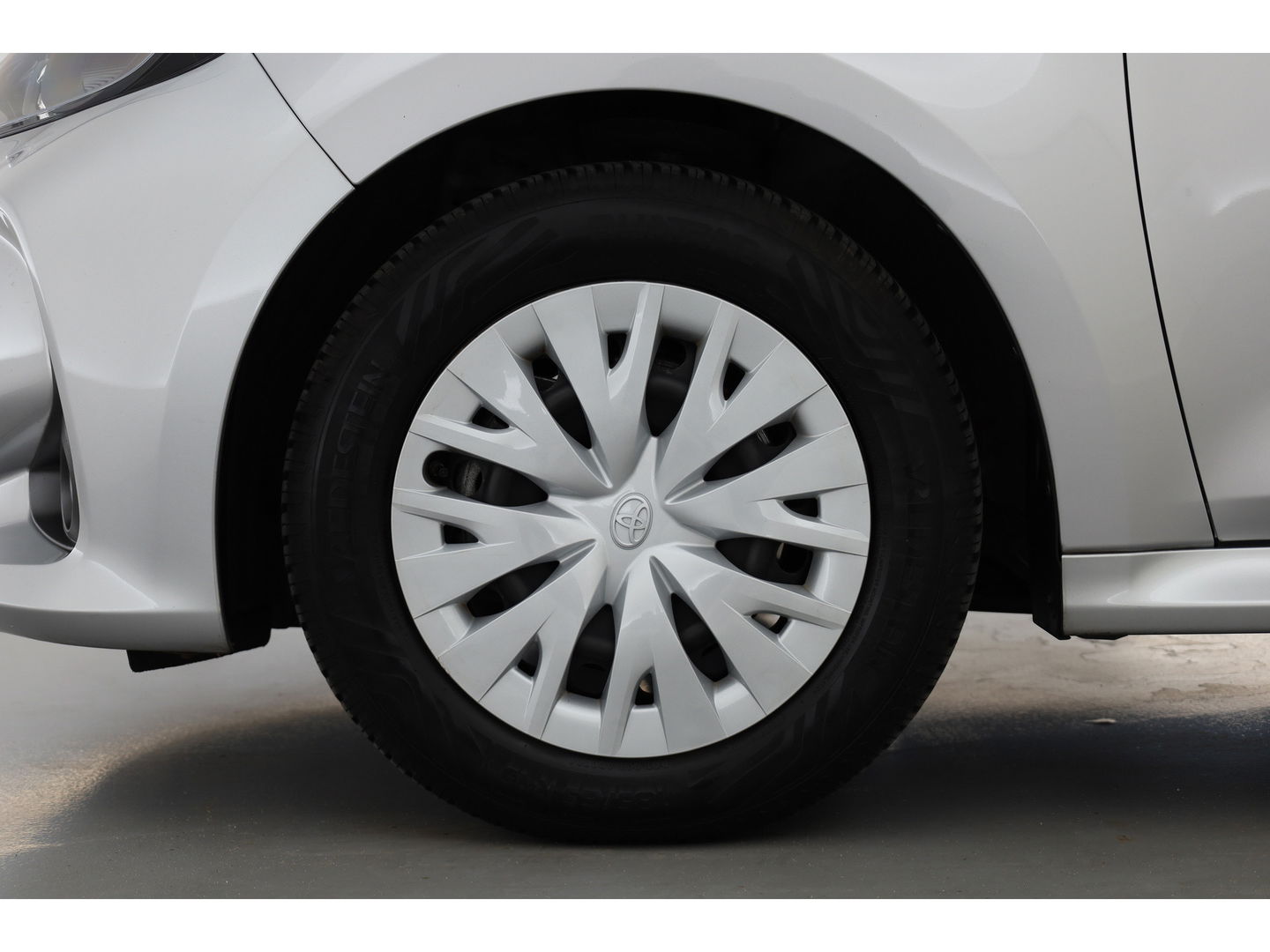 Toyota Yaris 1.5 Hybrid Active | Adapt. Cruise | CarPlay | Stoelverw. | Camera | All-season | Navi by App