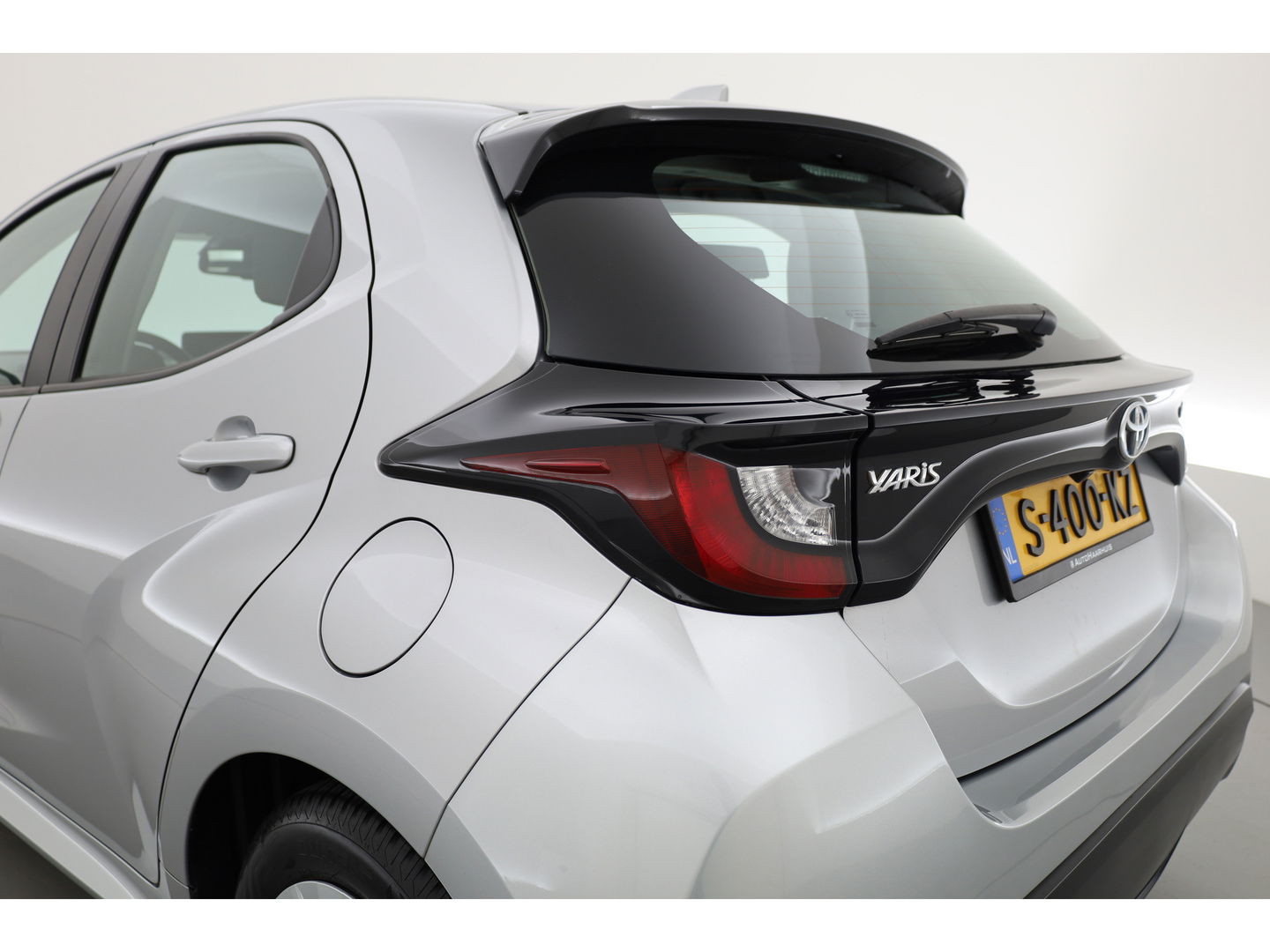 Toyota Yaris 1.5 Hybrid Active | Adapt. Cruise | CarPlay | Stoelverw. | Camera | All-season | Navi by App