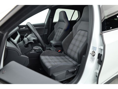 Volkswagen Golf 1.4 eHybrid GTE | Pano | IQ. Light | Keyless | 18'' | Mistlampen | Navi | CarPlay | Adapt. Cruise | Camera | Dodehoekdet. |