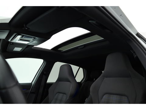 Volkswagen Golf 1.4 eHybrid GTE | Pano | IQ. Light | Keyless | 18'' | Mistlampen | Navi | CarPlay | Adapt. Cruise | Camera | Dodehoekdet. |