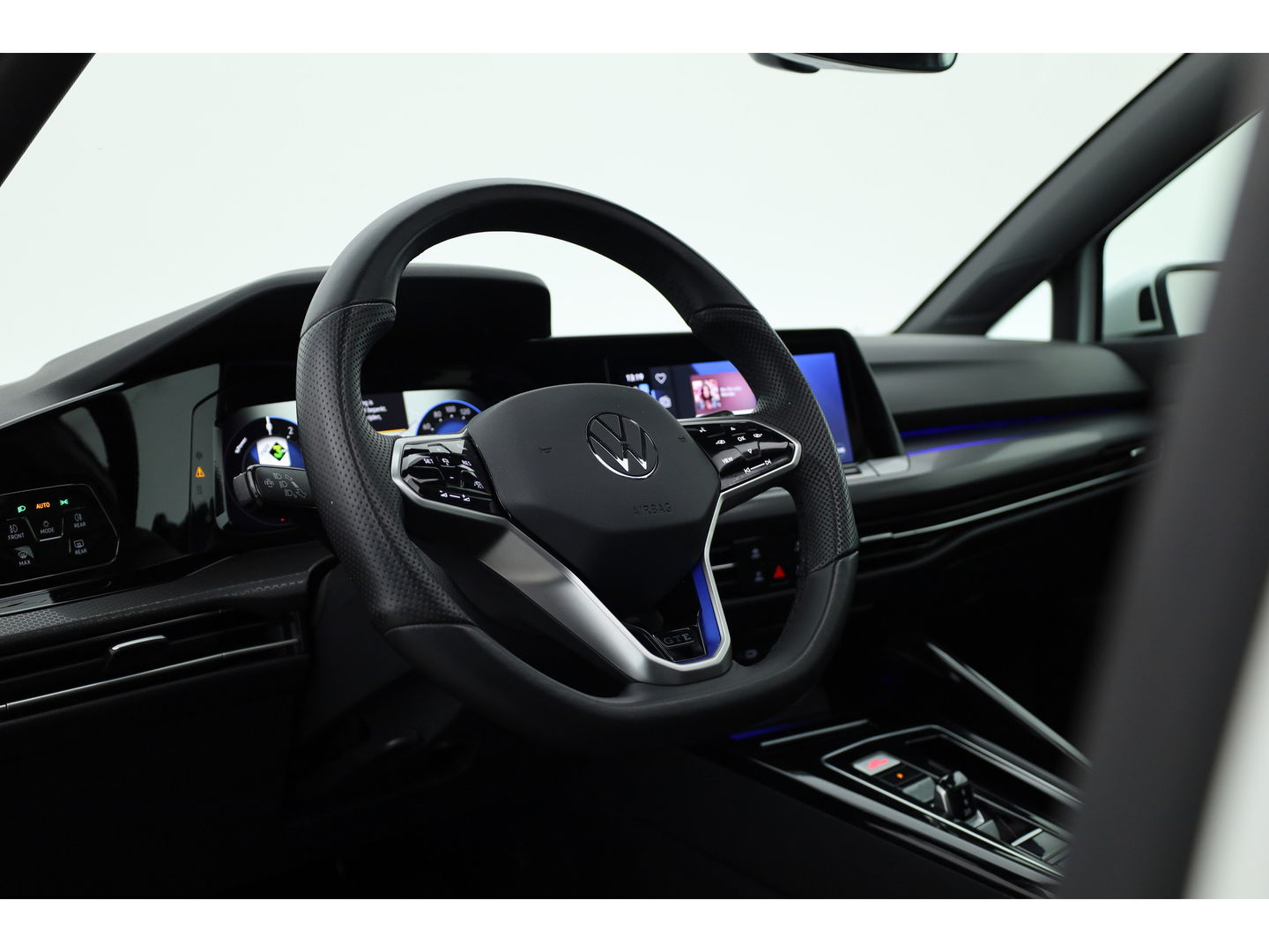 Volkswagen Golf 1.4 eHybrid GTE | Pano | IQ. Light | Keyless | 18'' | Mistlampen | Navi | CarPlay | Adapt. Cruise | Camera | Dodehoekdet. |