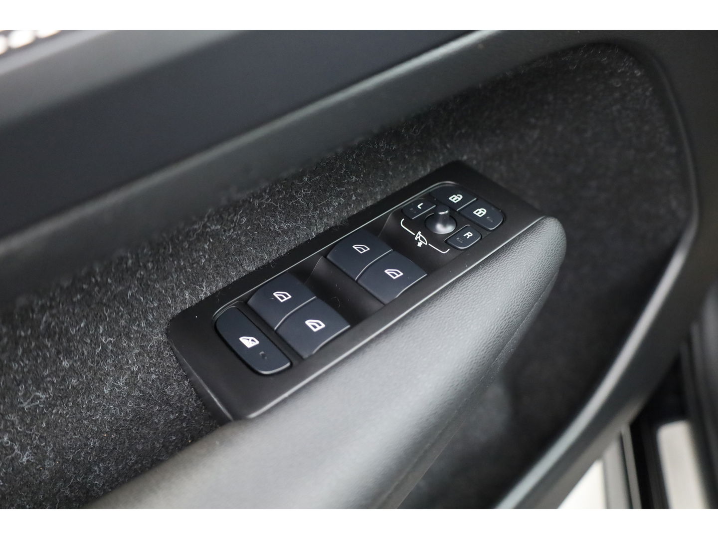 Volvo XC40 Recharge P8 AWD R-Design 408pk | Pano | Elek. Trekhaak | CarPlay | Keyless | Adapt. Cruise | H&K Audio | 360Cam | Google