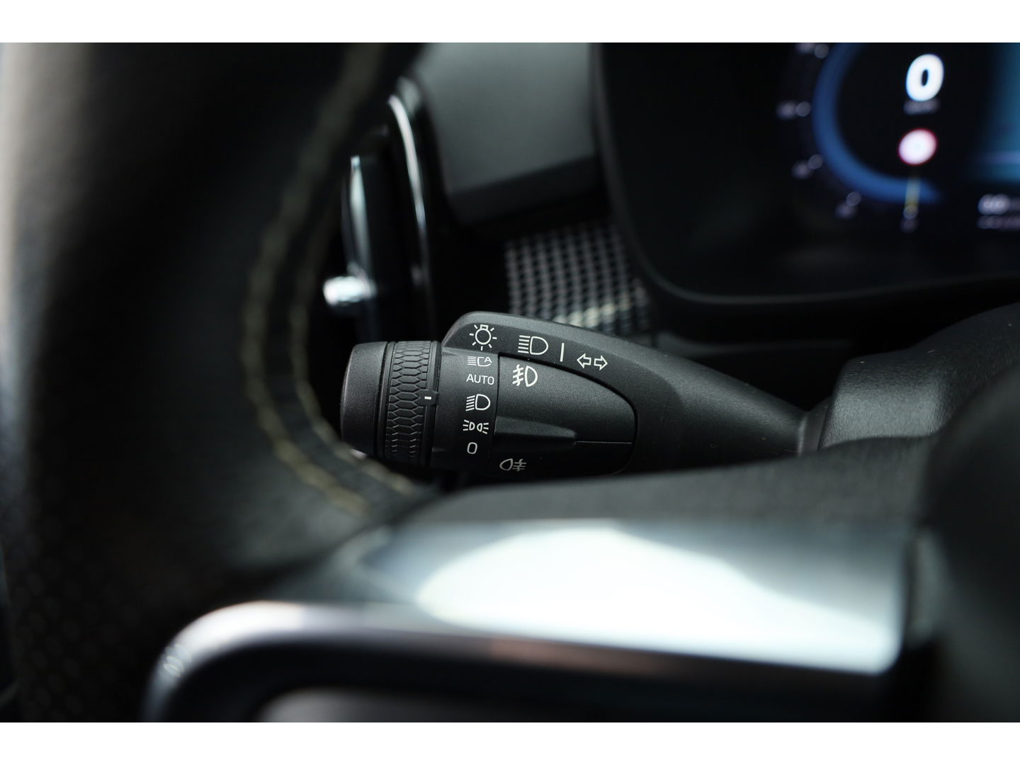 Volvo XC40 Recharge P8 AWD R-Design 408pk | Pano | Elek. Trekhaak | CarPlay | Keyless | Adapt. Cruise | H&K Audio | 360Cam | Google