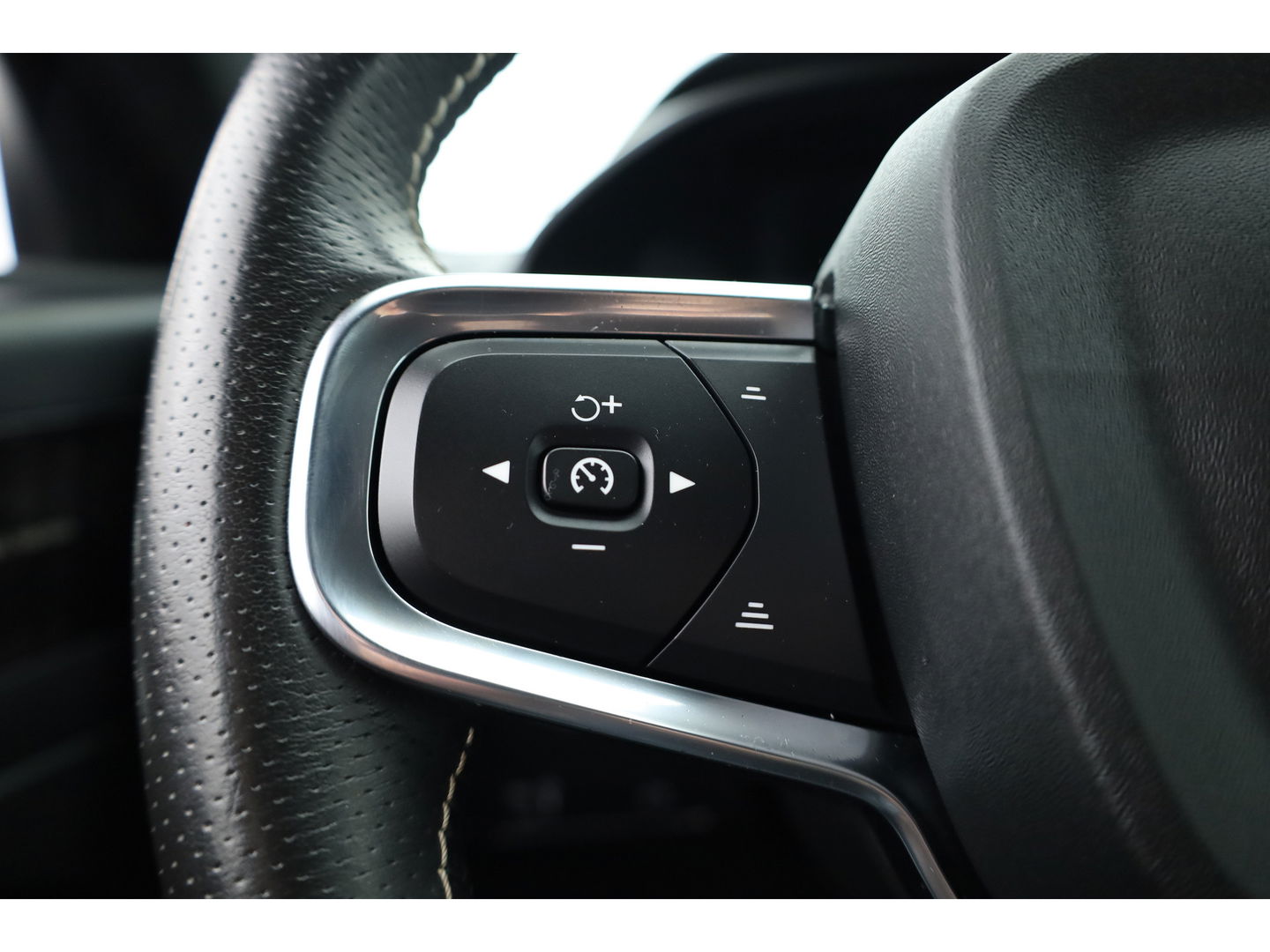 Volvo XC40 Recharge P8 AWD R-Design 408pk | Pano | Elek. Trekhaak | CarPlay | Keyless | Adapt. Cruise | H&K Audio | 360Cam | Google