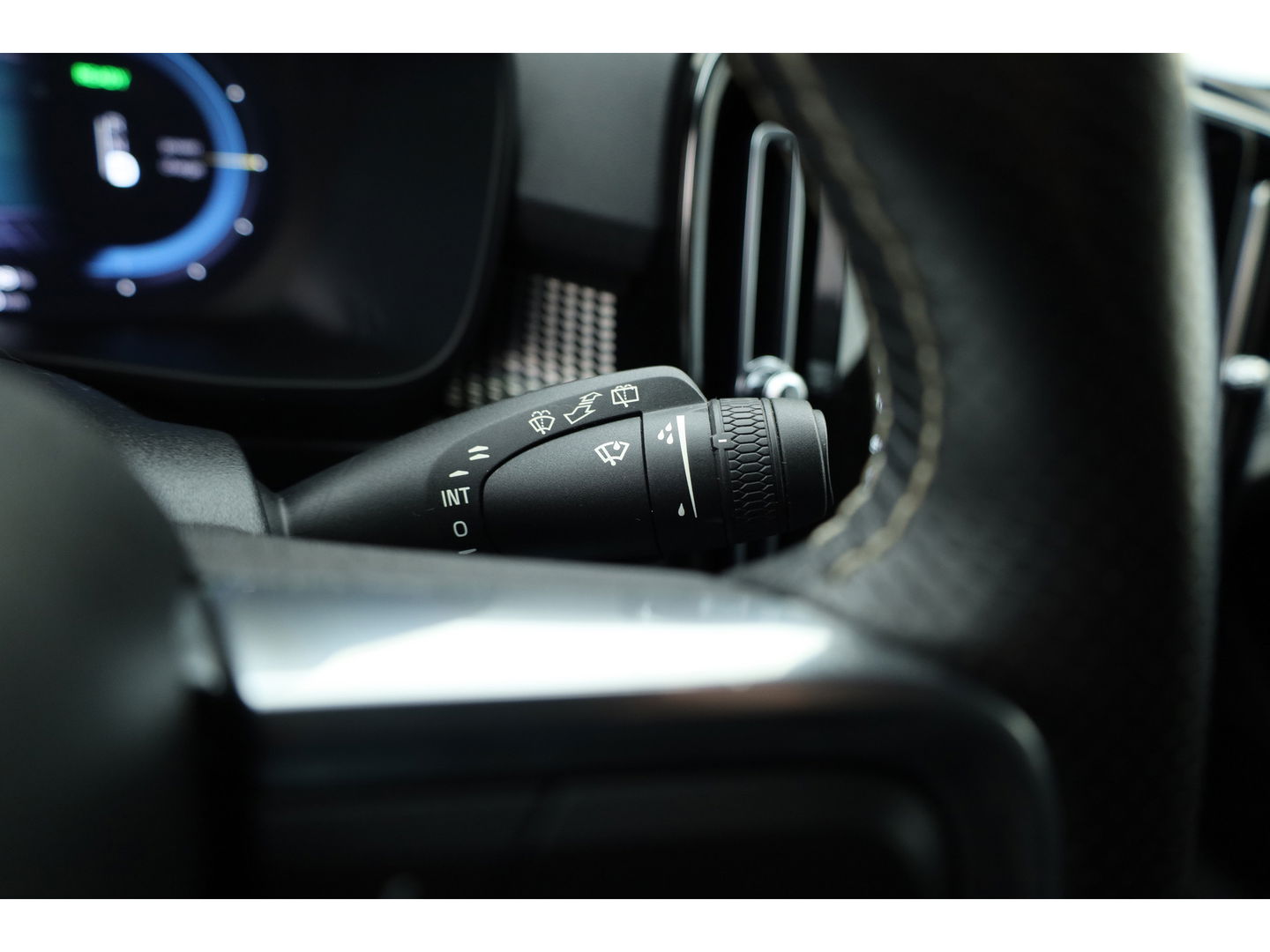 Volvo XC40 Recharge P8 AWD R-Design 408pk | Pano | Elek. Trekhaak | CarPlay | Keyless | Adapt. Cruise | H&K Audio | 360Cam | Google