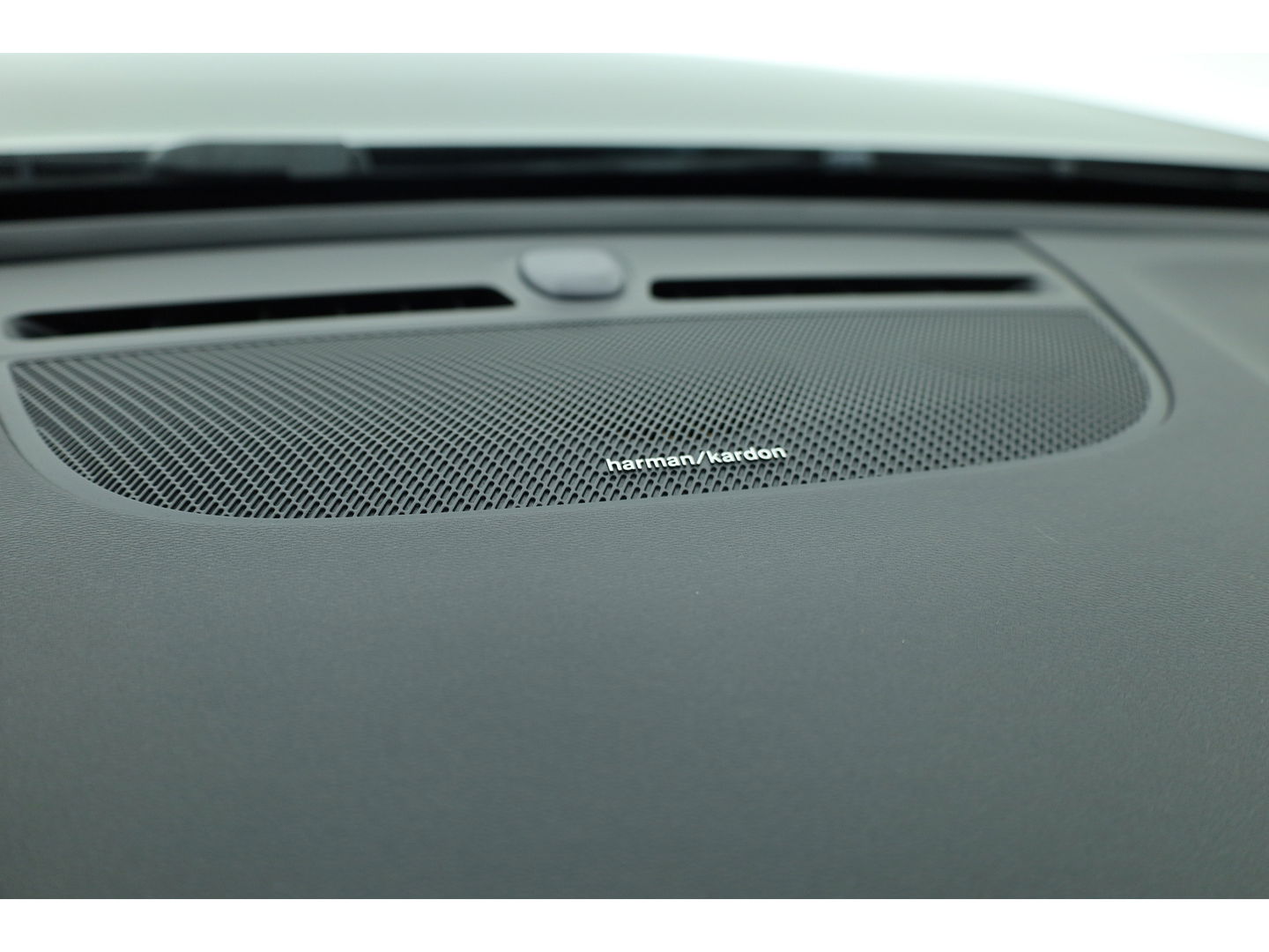 Volvo XC40 Recharge P8 AWD R-Design 408pk | Pano | Elek. Trekhaak | CarPlay | Keyless | Adapt. Cruise | H&K Audio | 360Cam | Google