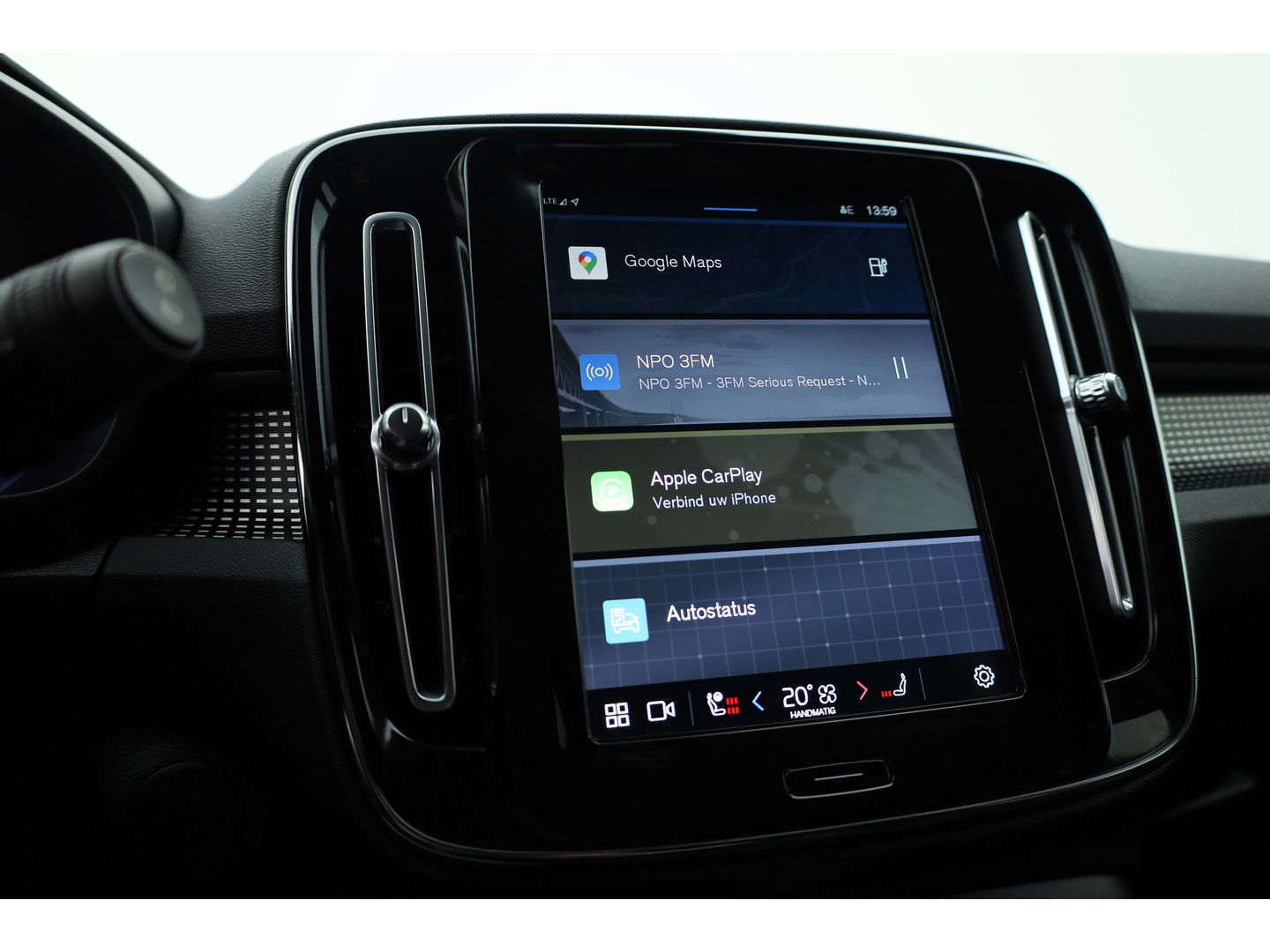 Volvo XC40 Recharge P8 AWD R-Design 408pk | Pano | Elek. Trekhaak | CarPlay | Keyless | Adapt. Cruise | H&K Audio | 360Cam | Google