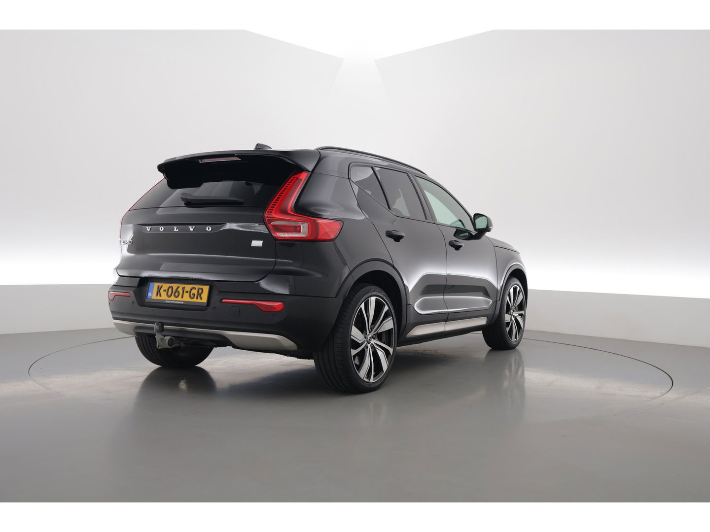 Volvo XC40 Recharge P8 AWD R-Design 408pk | Pano | Elek. Trekhaak | CarPlay | Keyless | Adapt. Cruise | H&K Audio | 360Cam | Google