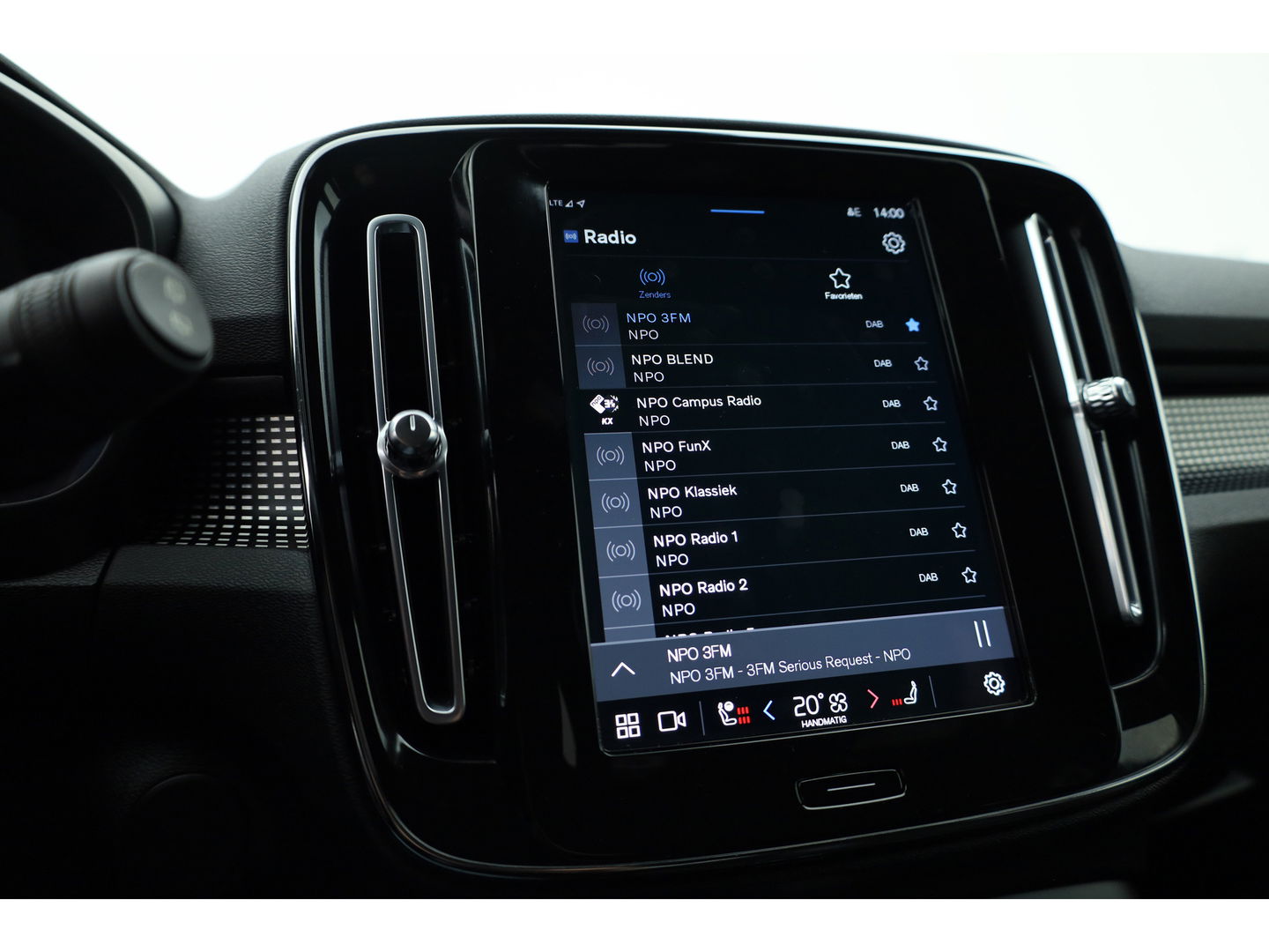 Volvo XC40 Recharge P8 AWD R-Design 408pk | Pano | Elek. Trekhaak | CarPlay | Keyless | Adapt. Cruise | H&K Audio | 360Cam | Google