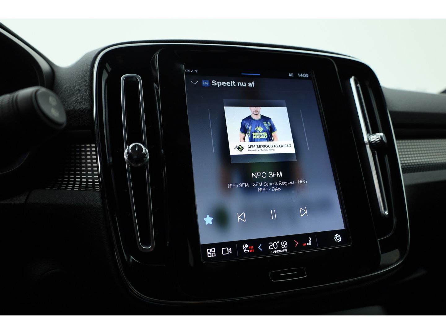 Volvo XC40 Recharge P8 AWD R-Design 408pk | Pano | Elek. Trekhaak | CarPlay | Keyless | Adapt. Cruise | H&K Audio | 360Cam | Google