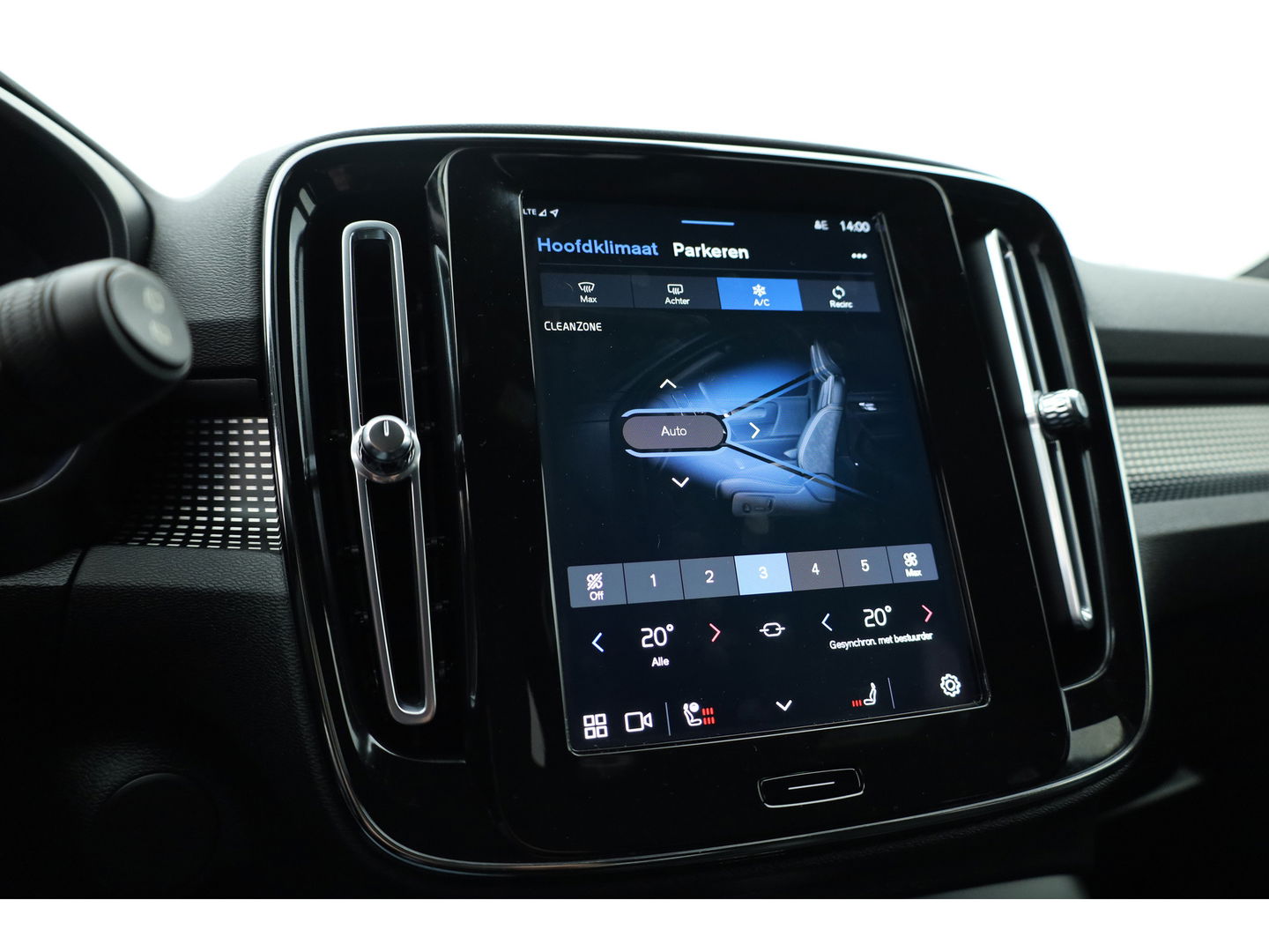 Volvo XC40 Recharge P8 AWD R-Design 408pk | Pano | Elek. Trekhaak | CarPlay | Keyless | Adapt. Cruise | H&K Audio | 360Cam | Google