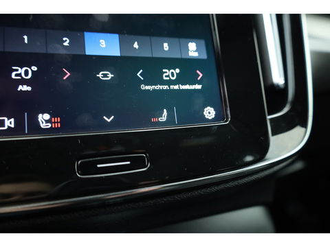 Volvo XC40 Recharge P8 AWD R-Design 408pk | Pano | Elek. Trekhaak | CarPlay | Keyless | Adapt. Cruise | H&K Audio | 360Cam | Google