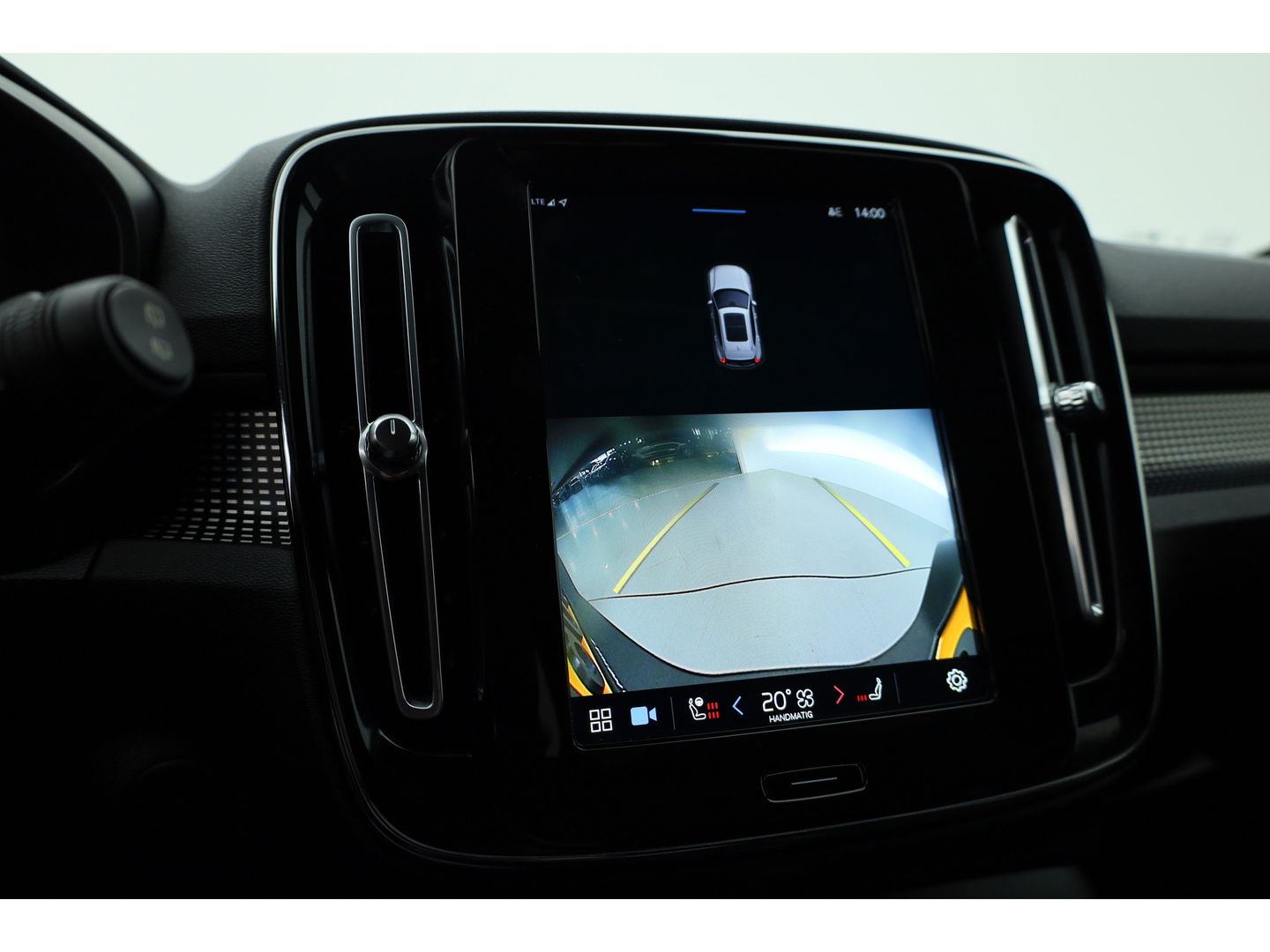 Volvo XC40 Recharge P8 AWD R-Design 408pk | Pano | Elek. Trekhaak | CarPlay | Keyless | Adapt. Cruise | H&K Audio | 360Cam | Google