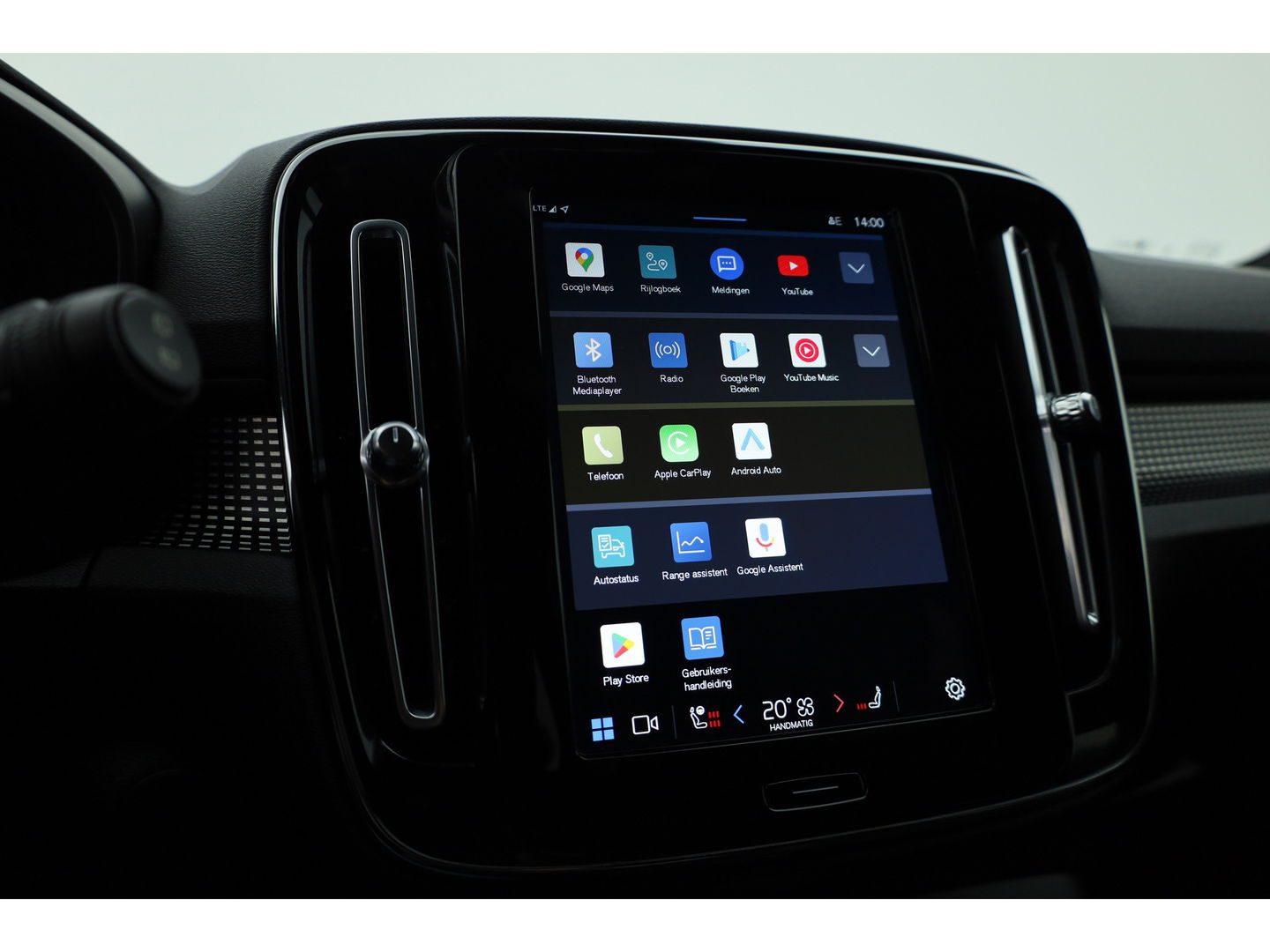 Volvo XC40 Recharge P8 AWD R-Design 408pk | Pano | Elek. Trekhaak | CarPlay | Keyless | Adapt. Cruise | H&K Audio | 360Cam | Google