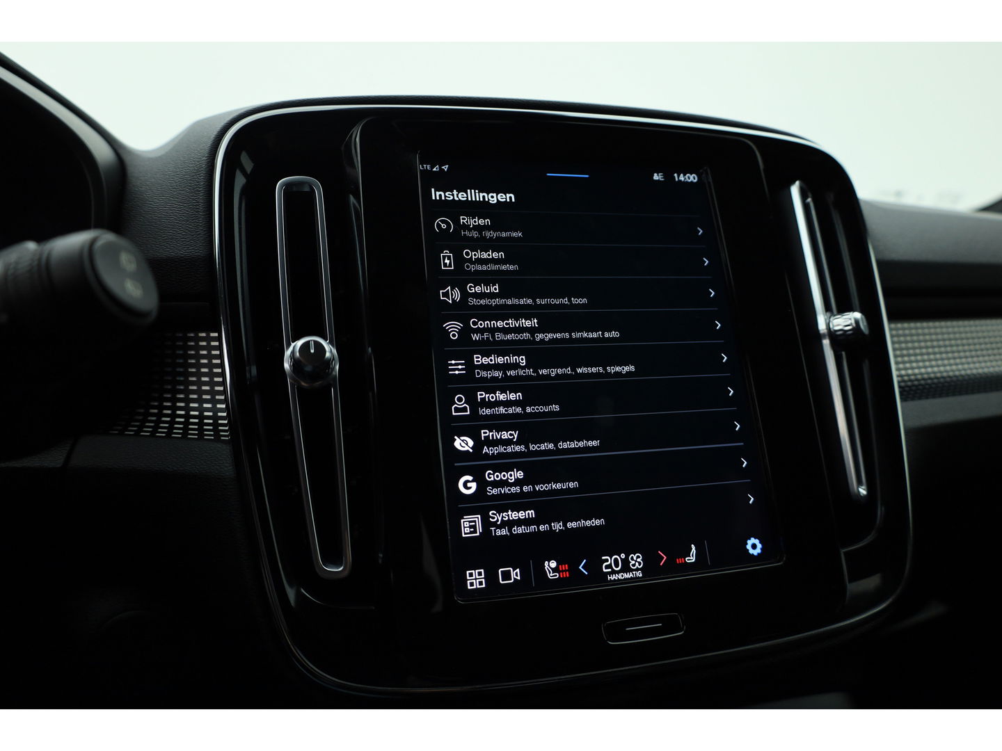 Volvo XC40 Recharge P8 AWD R-Design 408pk | Pano | Elek. Trekhaak | CarPlay | Keyless | Adapt. Cruise | H&K Audio | 360Cam | Google