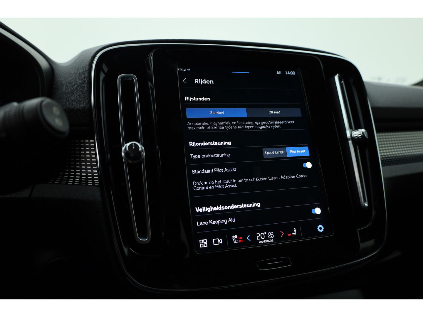 Volvo XC40 Recharge P8 AWD R-Design 408pk | Pano | Elek. Trekhaak | CarPlay | Keyless | Adapt. Cruise | H&K Audio | 360Cam | Google