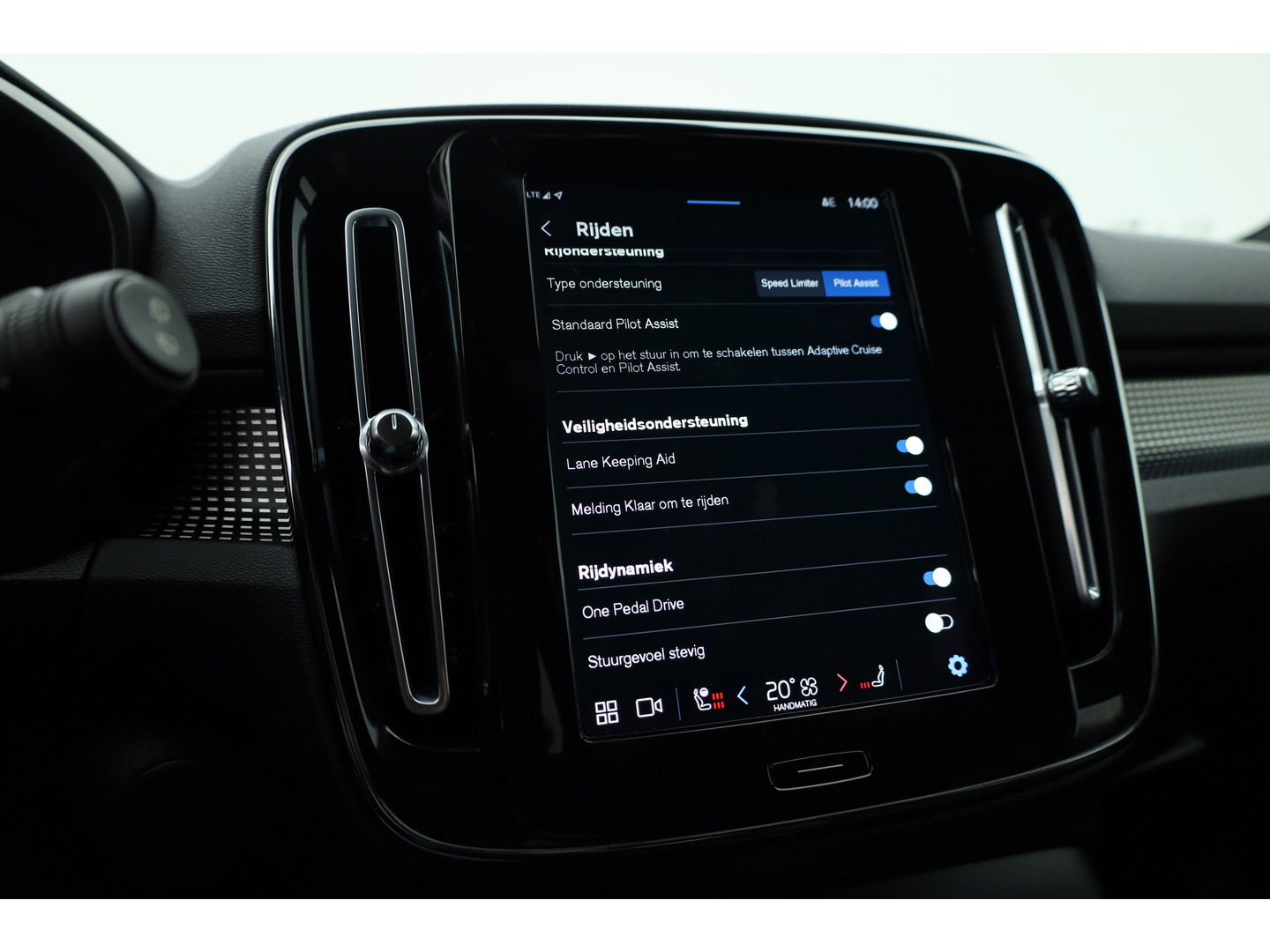 Volvo XC40 Recharge P8 AWD R-Design 408pk | Pano | Elek. Trekhaak | CarPlay | Keyless | Adapt. Cruise | H&K Audio | 360Cam | Google