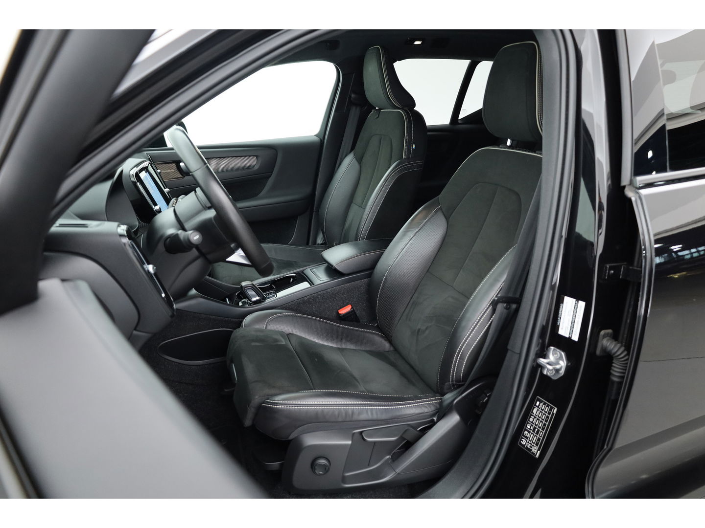 Volvo XC40 Recharge P8 AWD R-Design 408pk | Pano | Elek. Trekhaak | CarPlay | Keyless | Adapt. Cruise | H&K Audio | 360Cam | Google