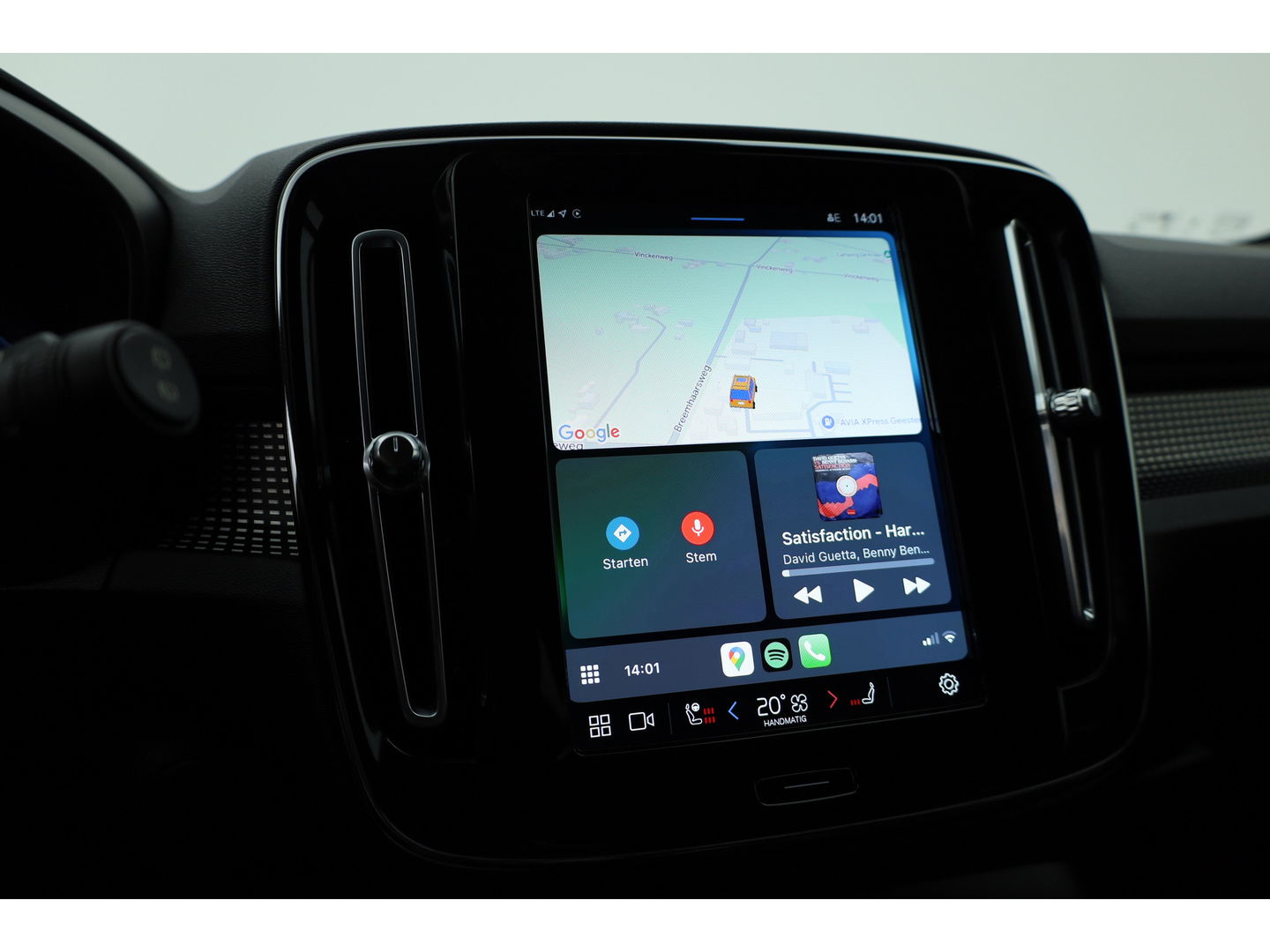 Volvo XC40 Recharge P8 AWD R-Design 408pk | Pano | Elek. Trekhaak | CarPlay | Keyless | Adapt. Cruise | H&K Audio | 360Cam | Google