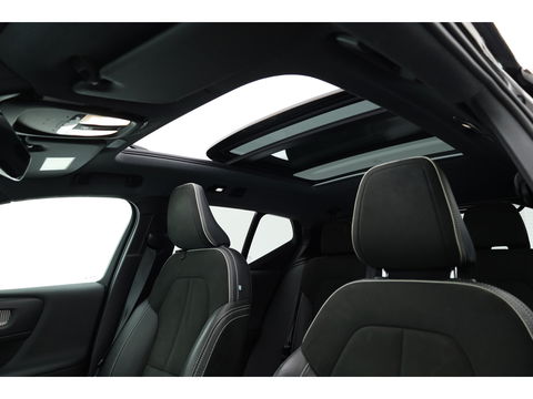 Volvo XC40 Recharge P8 AWD R-Design 408pk | Pano | Elek. Trekhaak | CarPlay | Keyless | Adapt. Cruise | H&K Audio | 360Cam | Google