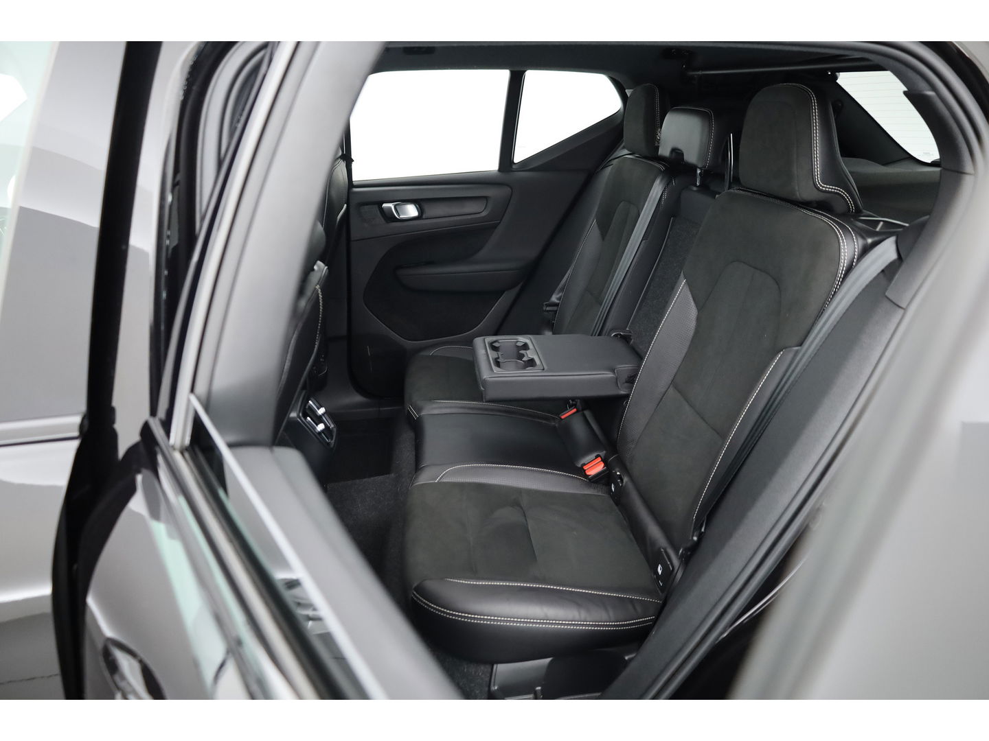 Volvo XC40 Recharge P8 AWD R-Design 408pk | Pano | Elek. Trekhaak | CarPlay | Keyless | Adapt. Cruise | H&K Audio | 360Cam | Google