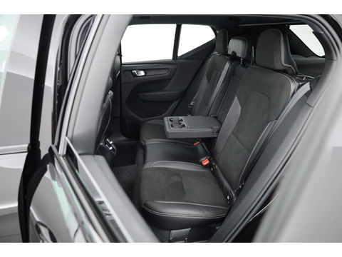 Volvo XC40 Recharge P8 AWD R-Design 408pk | Pano | Elek. Trekhaak | CarPlay | Keyless | Adapt. Cruise | H&K Audio | 360Cam | Google