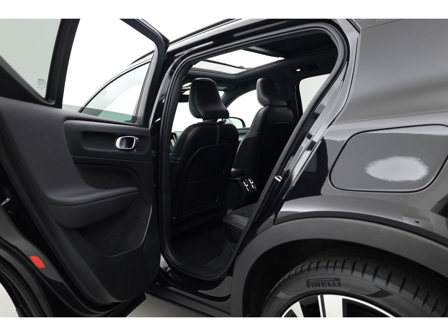 Volvo XC40 Recharge P8 AWD R-Design 408pk | Pano | Elek. Trekhaak | CarPlay | Keyless | Adapt. Cruise | H&K Audio | 360Cam | Google