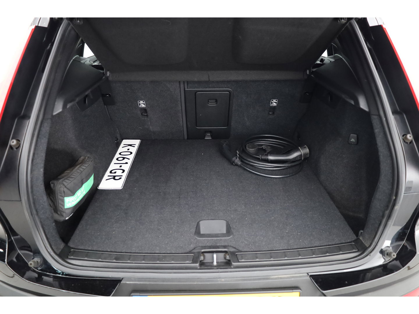 Volvo XC40 Recharge P8 AWD R-Design 408pk | Pano | Elek. Trekhaak | CarPlay | Keyless | Adapt. Cruise | H&K Audio | 360Cam | Google