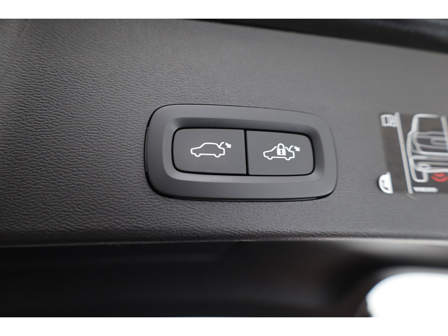 Volvo XC40 Recharge P8 AWD R-Design 408pk | Pano | Elek. Trekhaak | CarPlay | Keyless | Adapt. Cruise | H&K Audio | 360Cam | Google