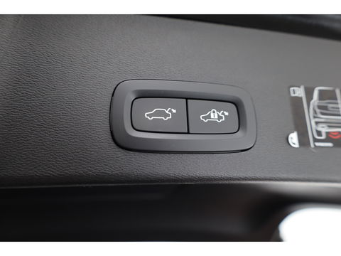 Volvo XC40 Recharge P8 AWD R-Design 408pk | Pano | Elek. Trekhaak | CarPlay | Keyless | Adapt. Cruise | H&K Audio | 360Cam | Google