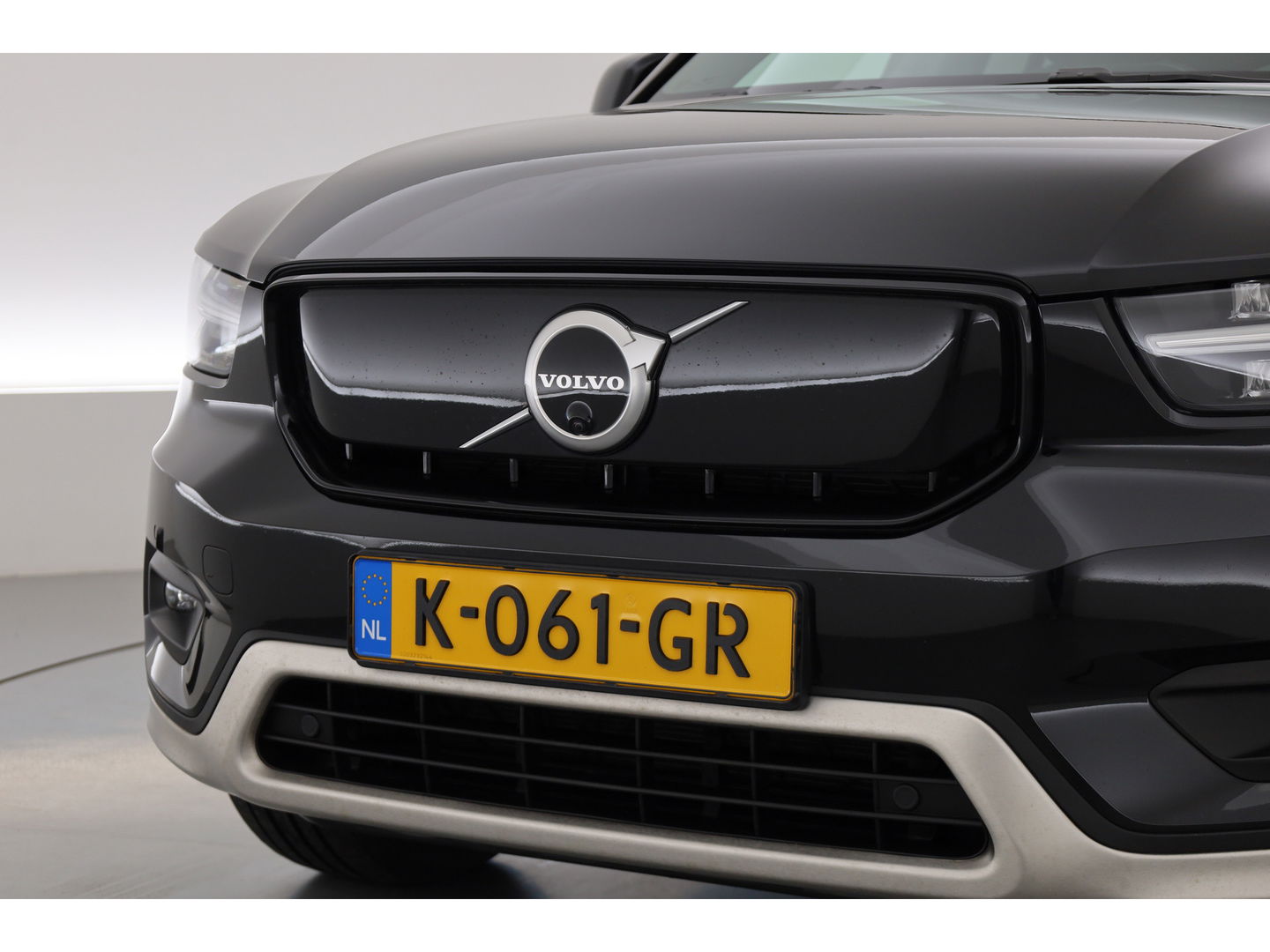 Volvo XC40 Recharge P8 AWD R-Design 408pk | Pano | Elek. Trekhaak | CarPlay | Keyless | Adapt. Cruise | H&K Audio | 360Cam | Google