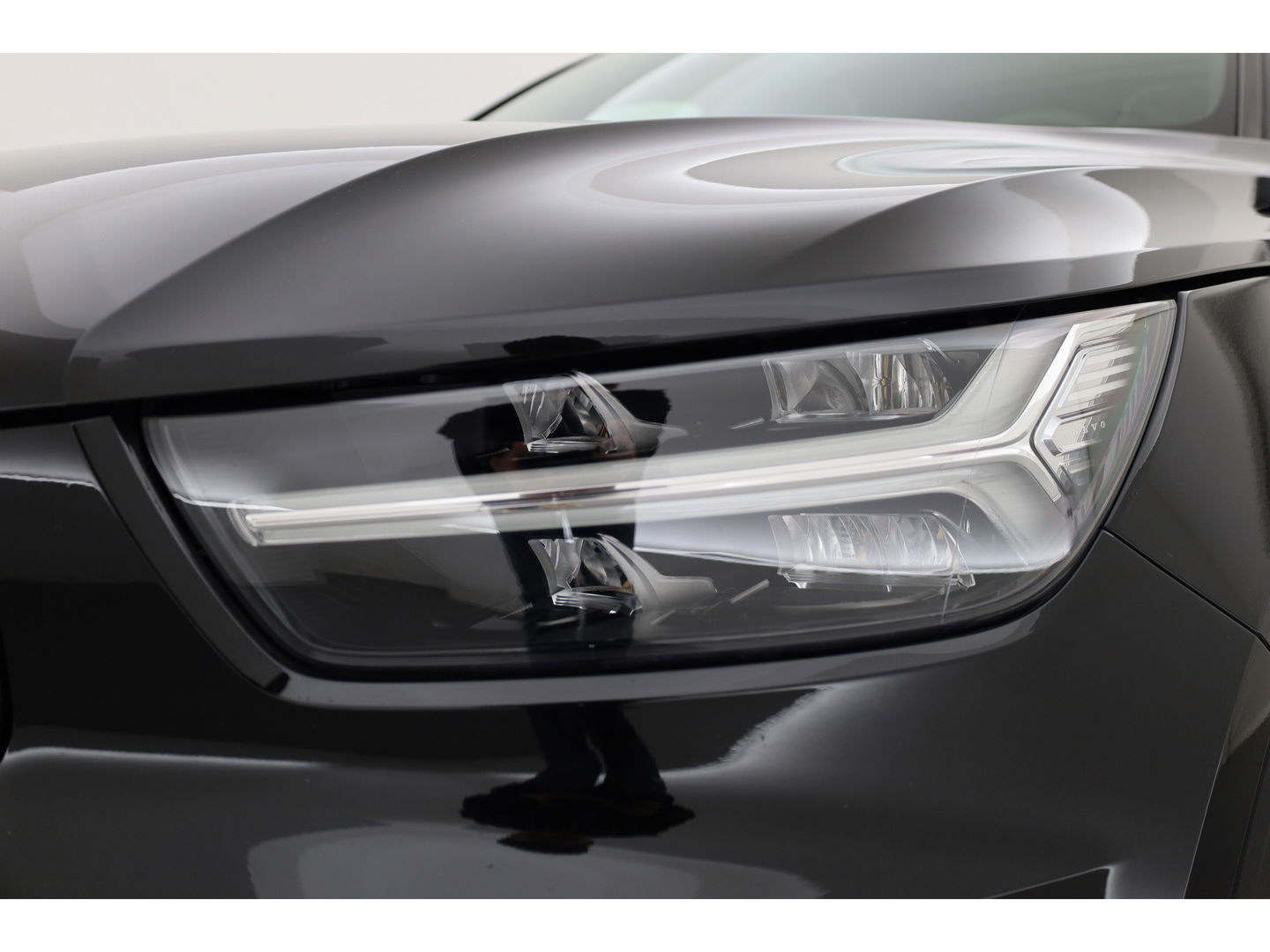 Volvo XC40 Recharge P8 AWD R-Design 408pk | Pano | Elek. Trekhaak | CarPlay | Keyless | Adapt. Cruise | H&K Audio | 360Cam | Google