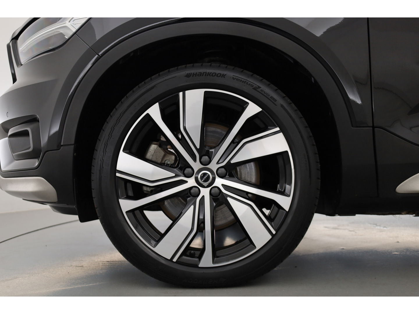 Volvo XC40 Recharge P8 AWD R-Design 408pk | Pano | Elek. Trekhaak | CarPlay | Keyless | Adapt. Cruise | H&K Audio | 360Cam | Google