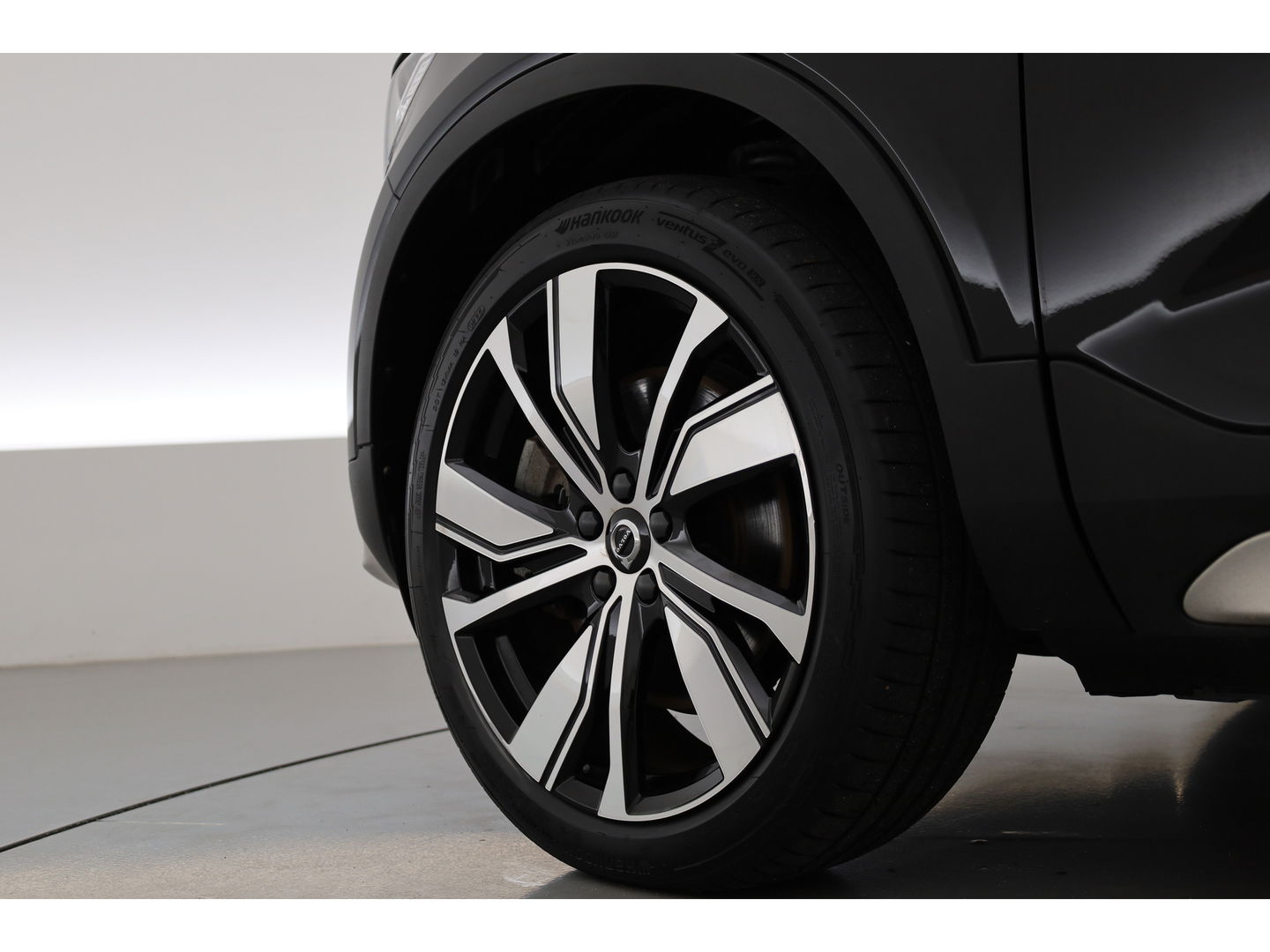 Volvo XC40 Recharge P8 AWD R-Design 408pk | Pano | Elek. Trekhaak | CarPlay | Keyless | Adapt. Cruise | H&K Audio | 360Cam | Google