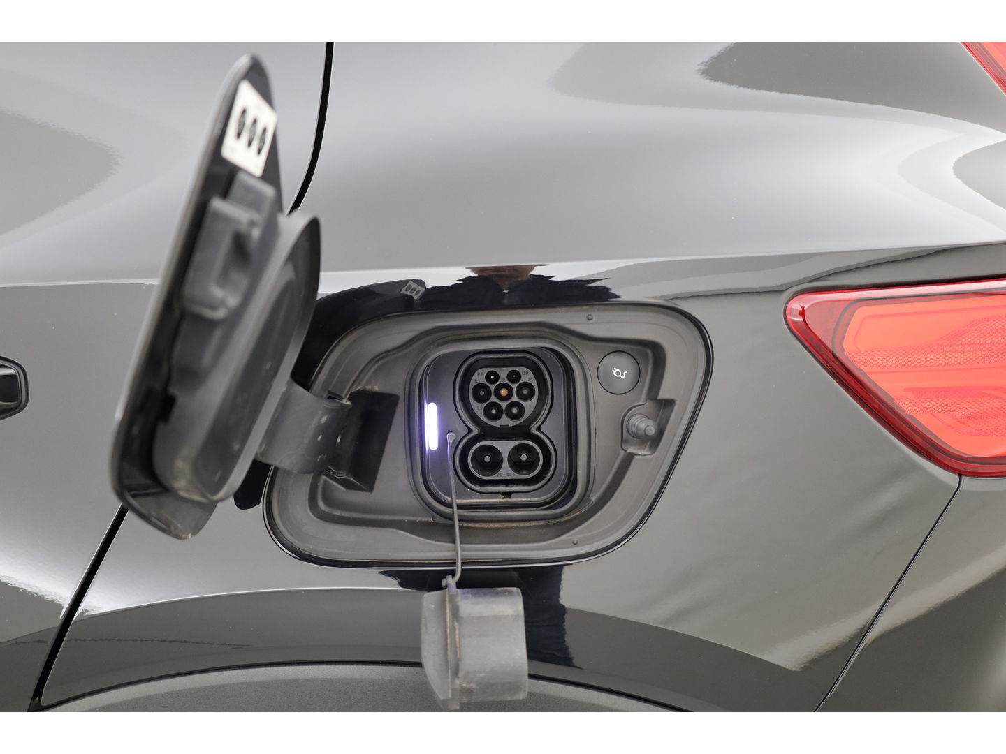 Volvo XC40 Recharge P8 AWD R-Design 408pk | Pano | Elek. Trekhaak | CarPlay | Keyless | Adapt. Cruise | H&K Audio | 360Cam | Google