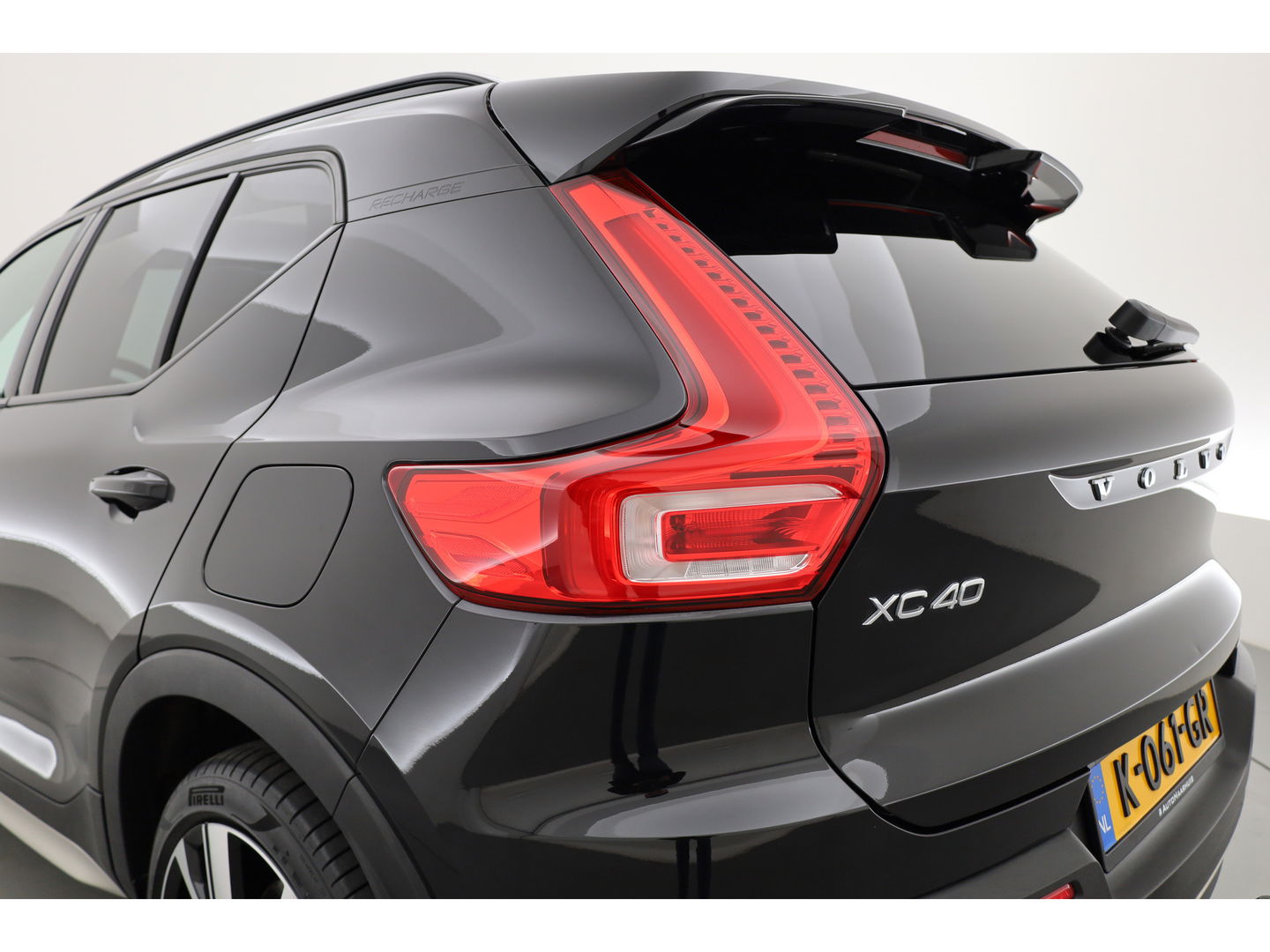 Volvo XC40 Recharge P8 AWD R-Design 408pk | Pano | Elek. Trekhaak | CarPlay | Keyless | Adapt. Cruise | H&K Audio | 360Cam | Google