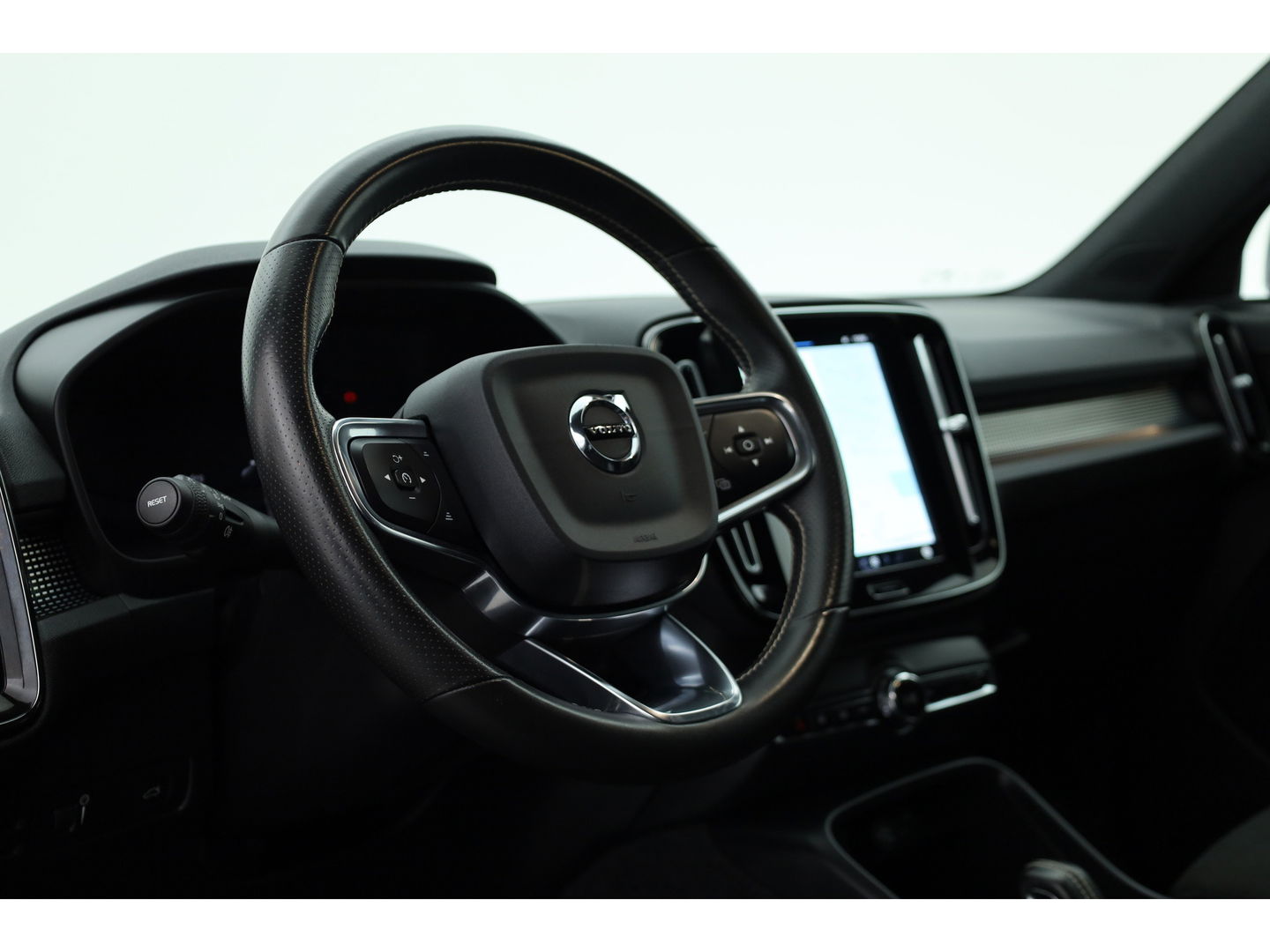 Volvo XC40 Recharge P8 AWD R-Design 408pk | Pano | Elek. Trekhaak | CarPlay | Keyless | Adapt. Cruise | H&K Audio | 360Cam | Google