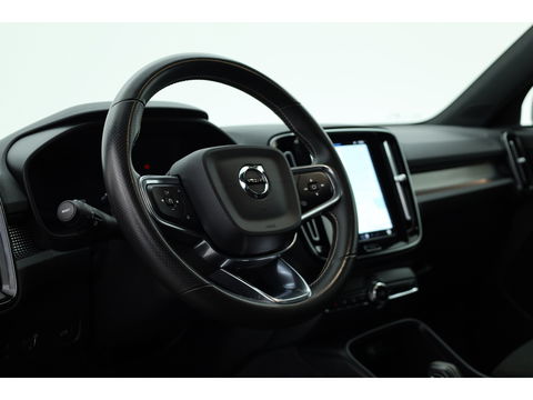 Volvo XC40 Recharge P8 AWD R-Design 408pk | Pano | Elek. Trekhaak | CarPlay | Keyless | Adapt. Cruise | H&K Audio | 360Cam | Google