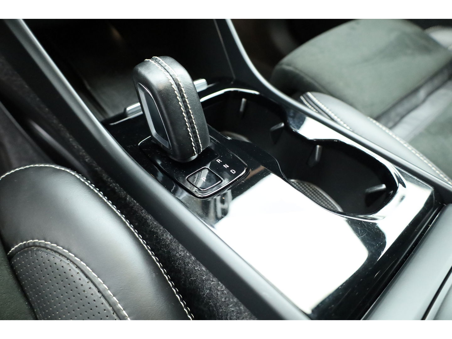 Volvo XC40 Recharge P8 AWD R-Design 408pk | Pano | Elek. Trekhaak | CarPlay | Keyless | Adapt. Cruise | H&K Audio | 360Cam | Google