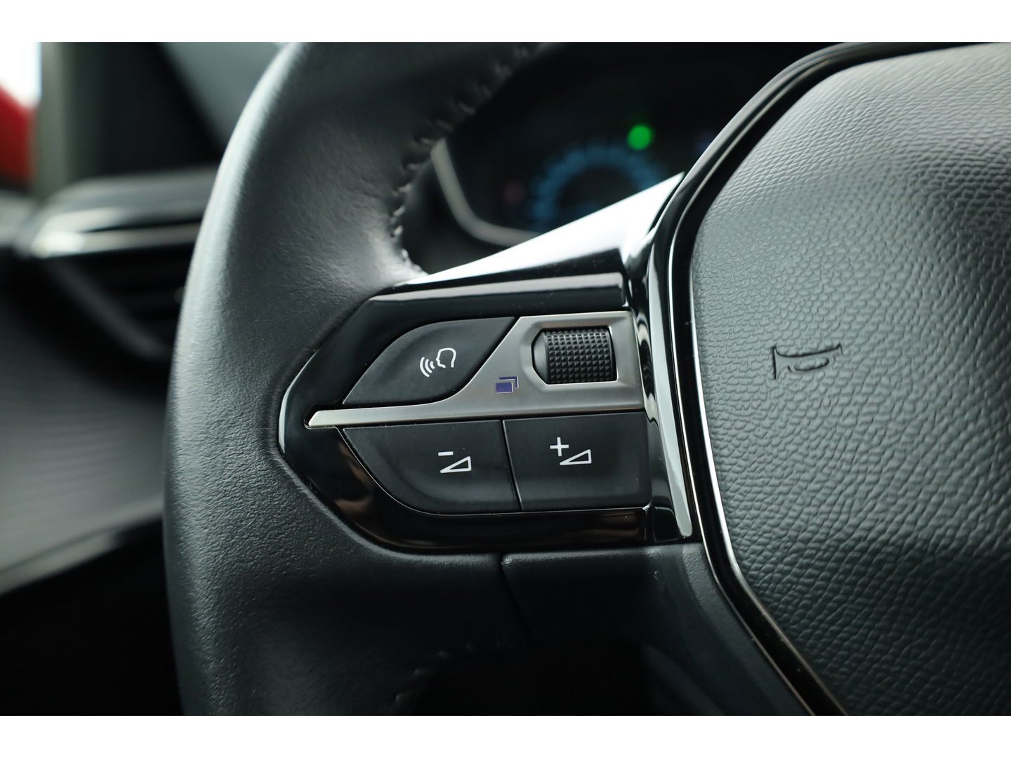 Peugeot e-208 EV Allure Pack 50 kWh | CarPlay | PDC V+A | Camera | Cruise Contr. | DAB | LED | Stoel verw. | 16'' | Navi