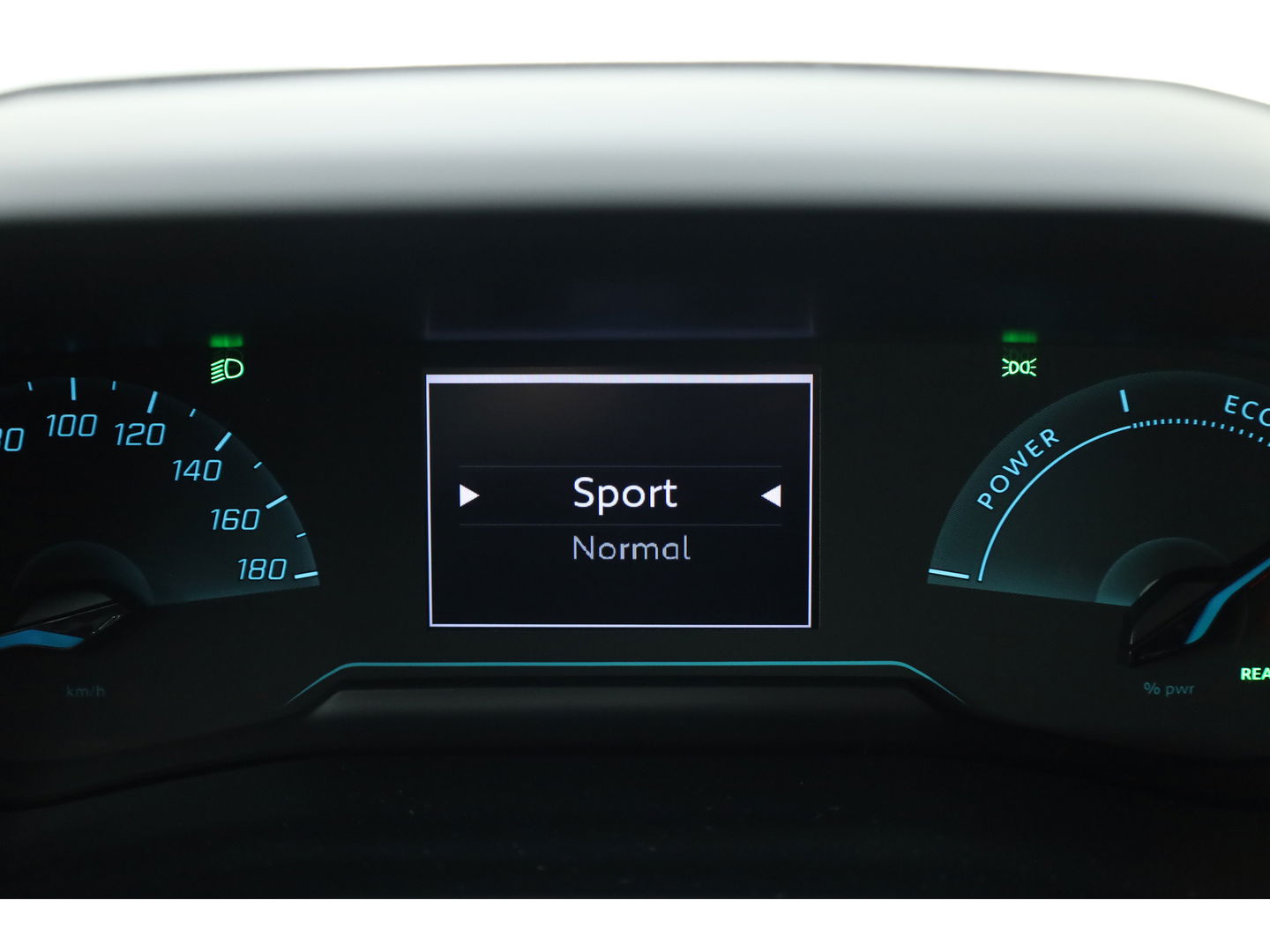 Peugeot e-208 EV Allure Pack 50 kWh | CarPlay | PDC V+A | Camera | Cruise Contr. | DAB | LED | Stoel verw. | 16'' | Navi