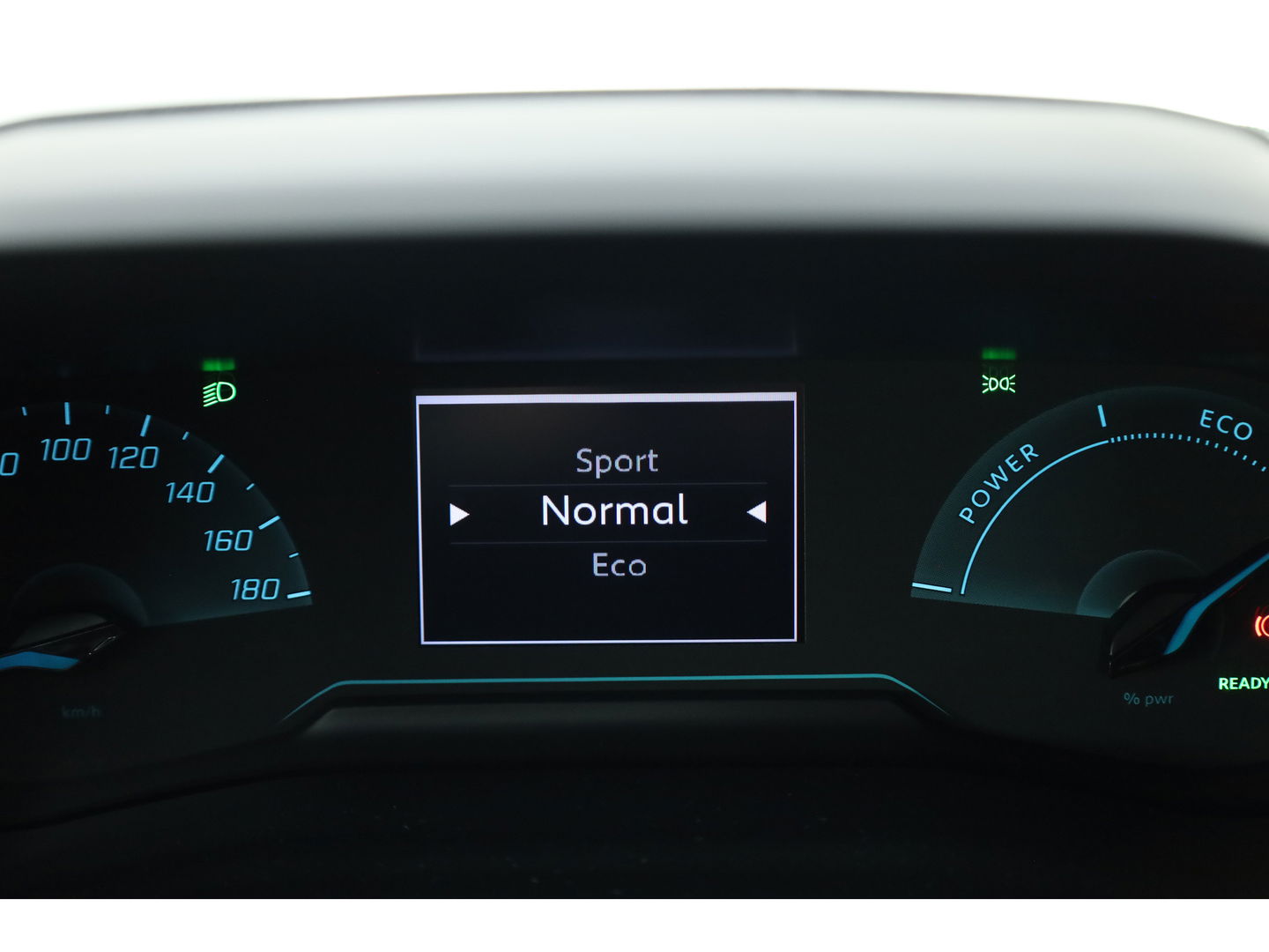 Peugeot e-208 EV Allure Pack 50 kWh | CarPlay | PDC V+A | Camera | Cruise Contr. | DAB | LED | Stoel verw. | 16'' | Navi