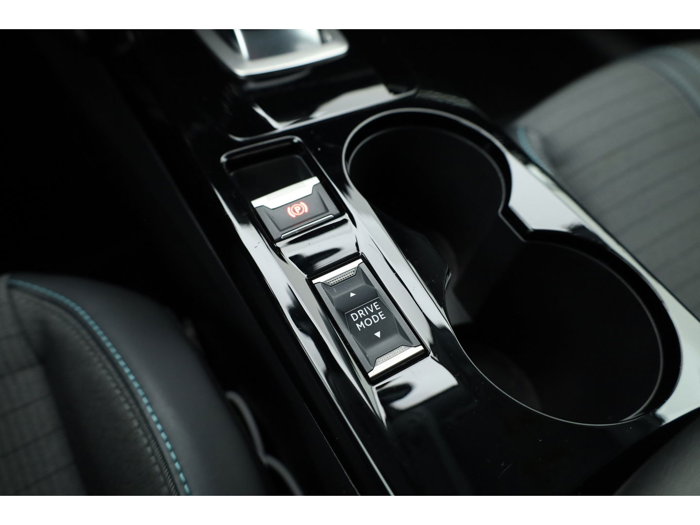 Peugeot e-208 EV Allure Pack 50 kWh | CarPlay | PDC V+A | Camera | Cruise Contr. | DAB | LED | Stoel verw. | 16'' | Navi