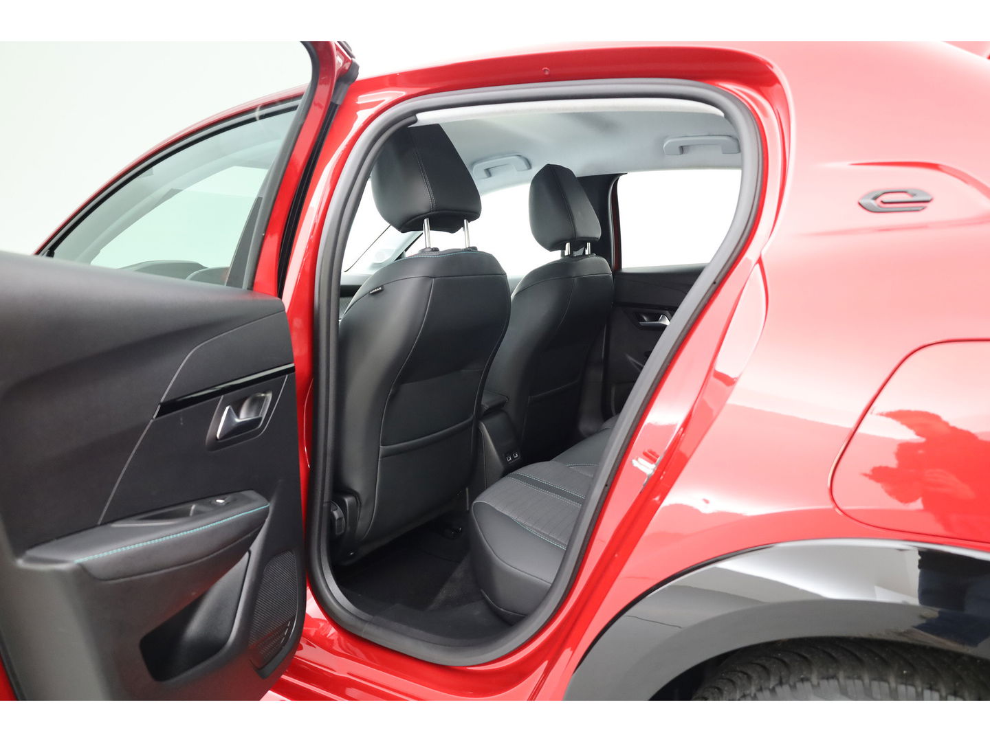 Peugeot e-208 EV Allure Pack 50 kWh | CarPlay | PDC V+A | Camera | Cruise Contr. | DAB | LED | Stoel verw. | 16'' | Navi