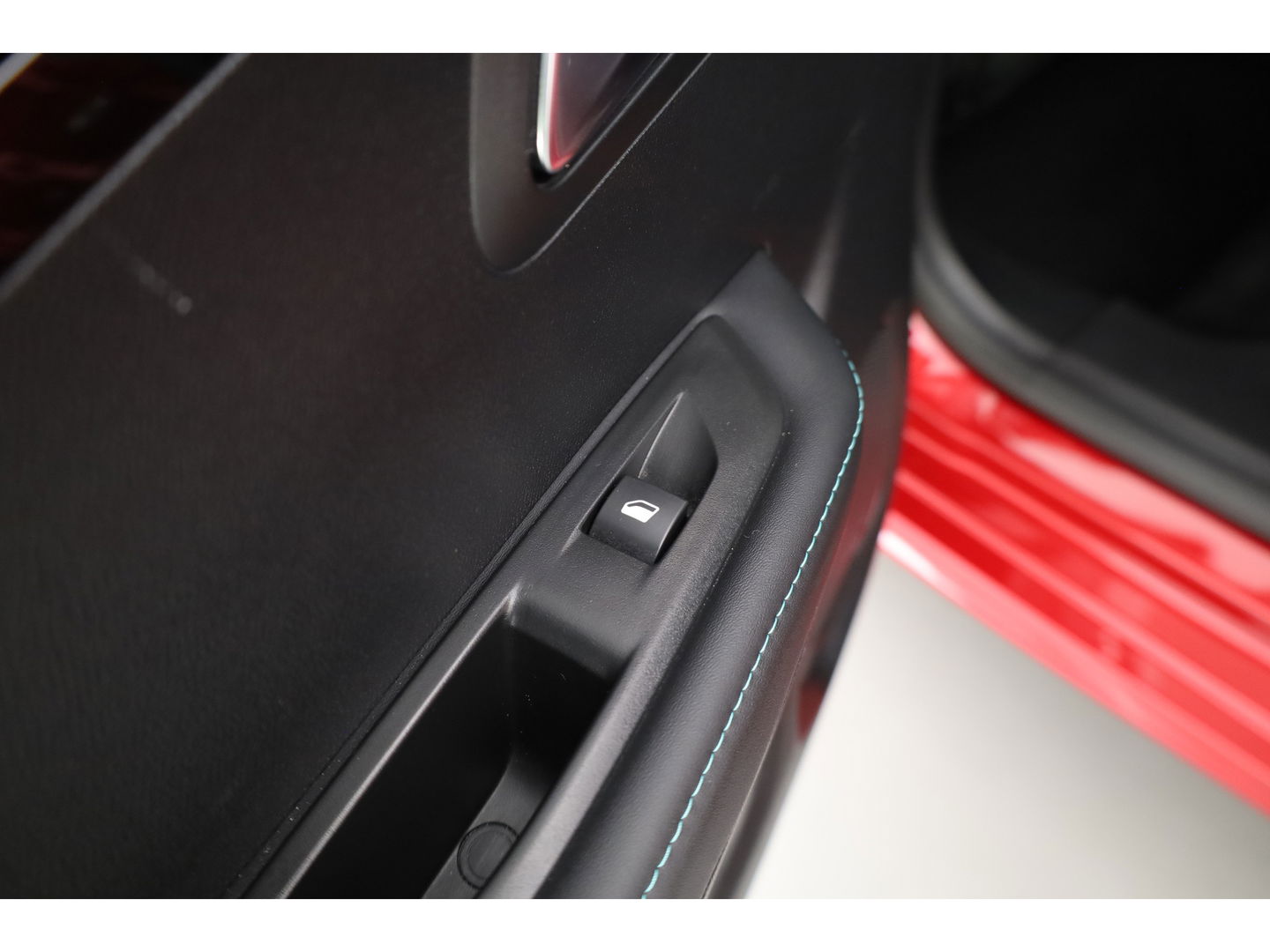 Peugeot e-208 EV Allure Pack 50 kWh | CarPlay | PDC V+A | Camera | Cruise Contr. | DAB | LED | Stoel verw. | 16'' | Navi