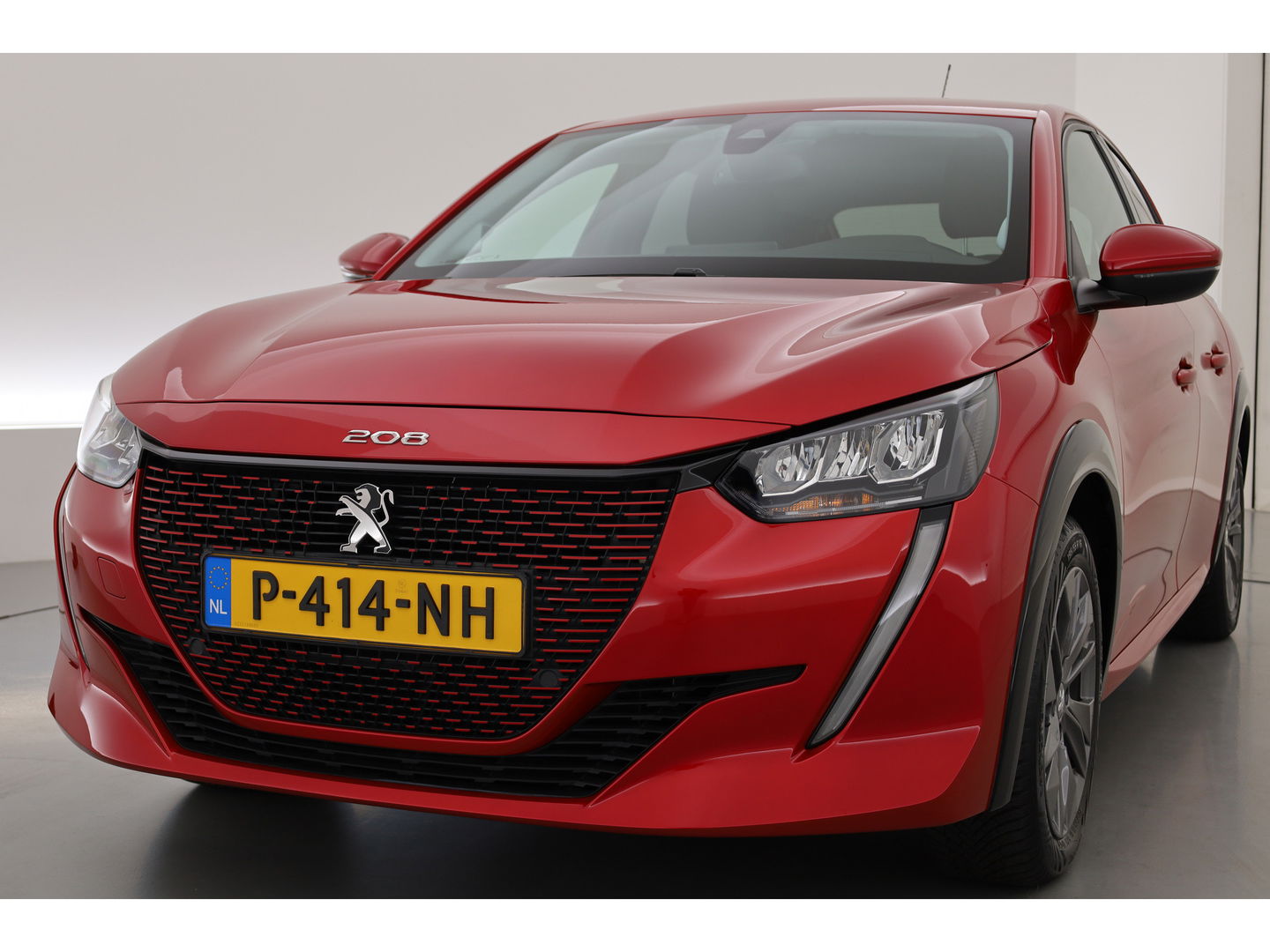Peugeot e-208 EV Allure Pack 50 kWh | CarPlay | PDC V+A | Camera | Cruise Contr. | DAB | LED | Stoel verw. | 16'' | Navi
