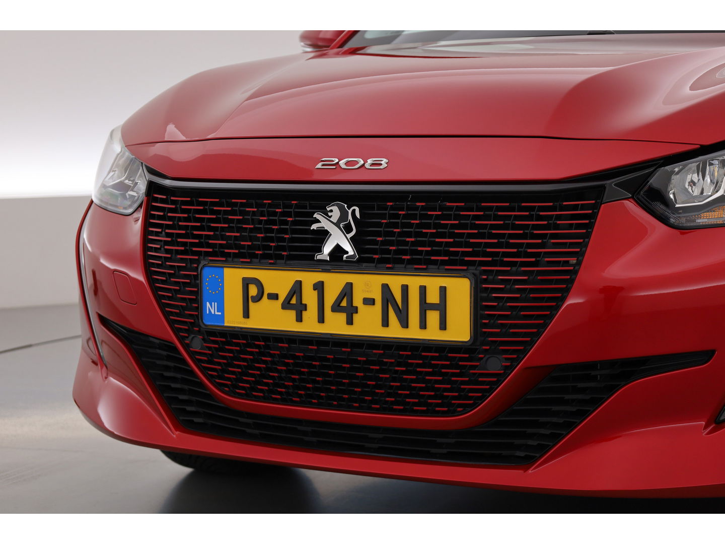 Peugeot e-208 EV Allure Pack 50 kWh | CarPlay | PDC V+A | Camera | Cruise Contr. | DAB | LED | Stoel verw. | 16'' | Navi