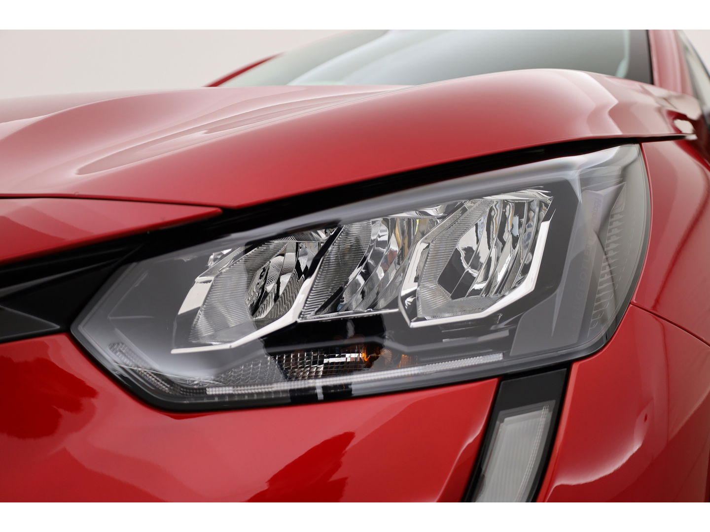 Peugeot e-208 EV Allure Pack 50 kWh | CarPlay | PDC V+A | Camera | Cruise Contr. | DAB | LED | Stoel verw. | 16'' | Navi